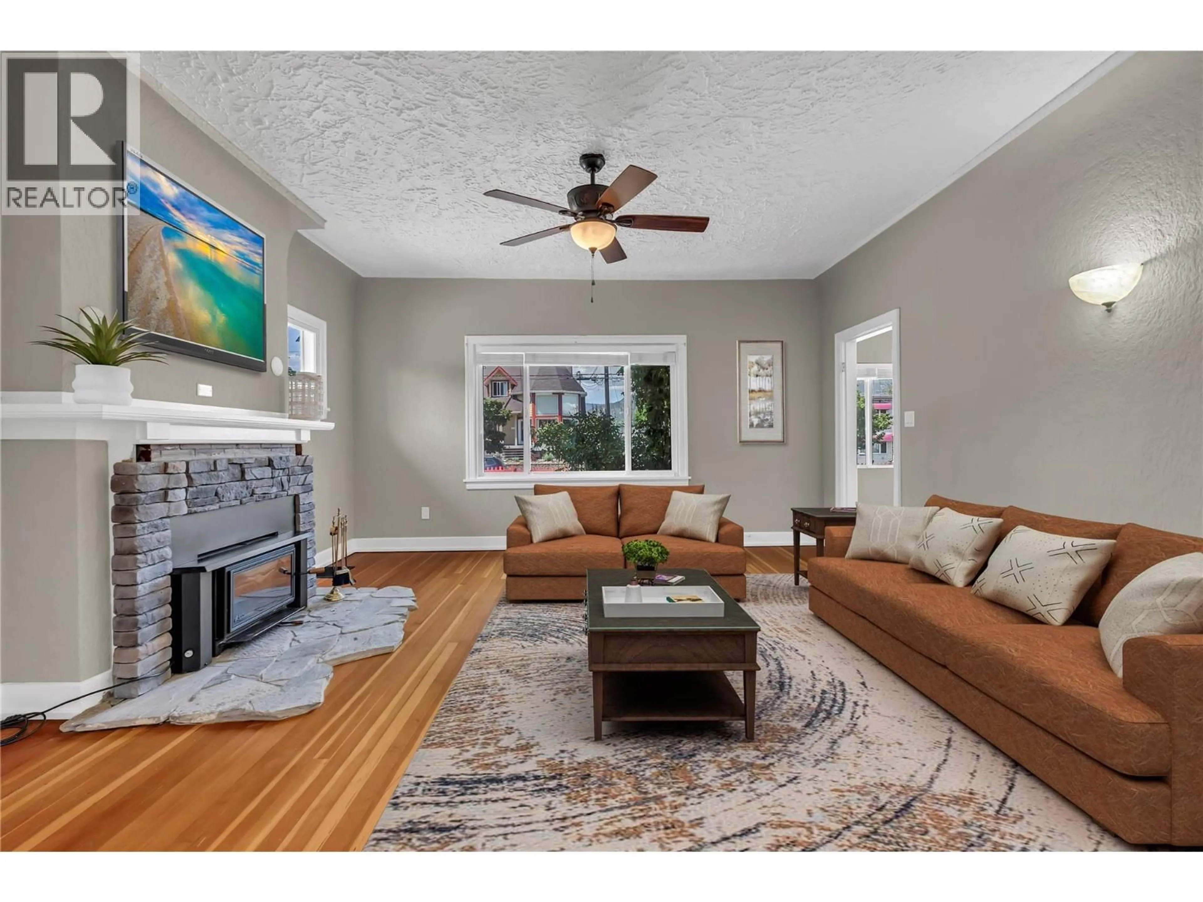 Living room with furniture, unknown for 626 WINNIPEG STREET, Penticton British Columbia V2A5M9