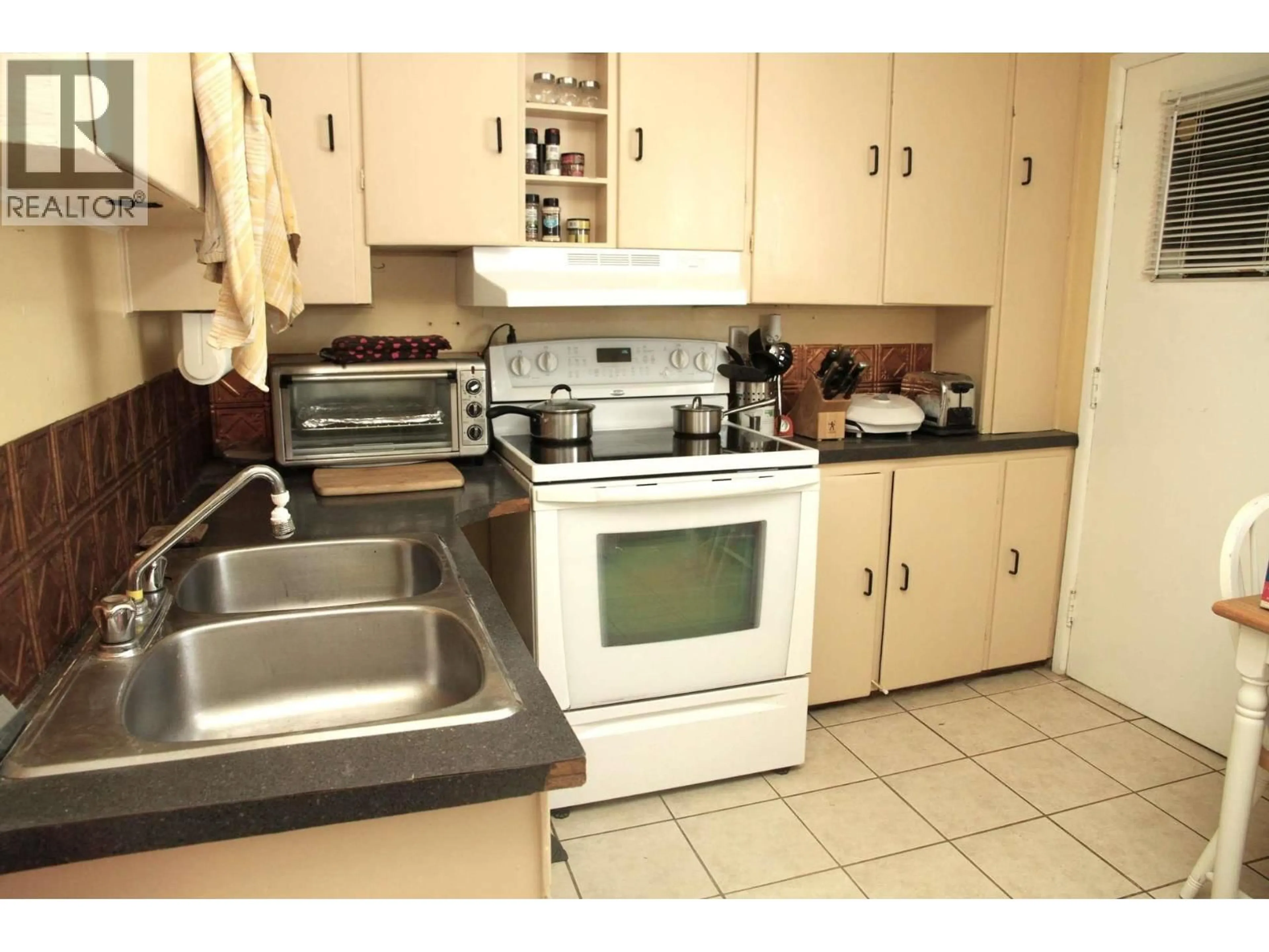Standard kitchen, unknown for 900 CORNWALL CRESCENT, Dawson Creek British Columbia V1G1N9