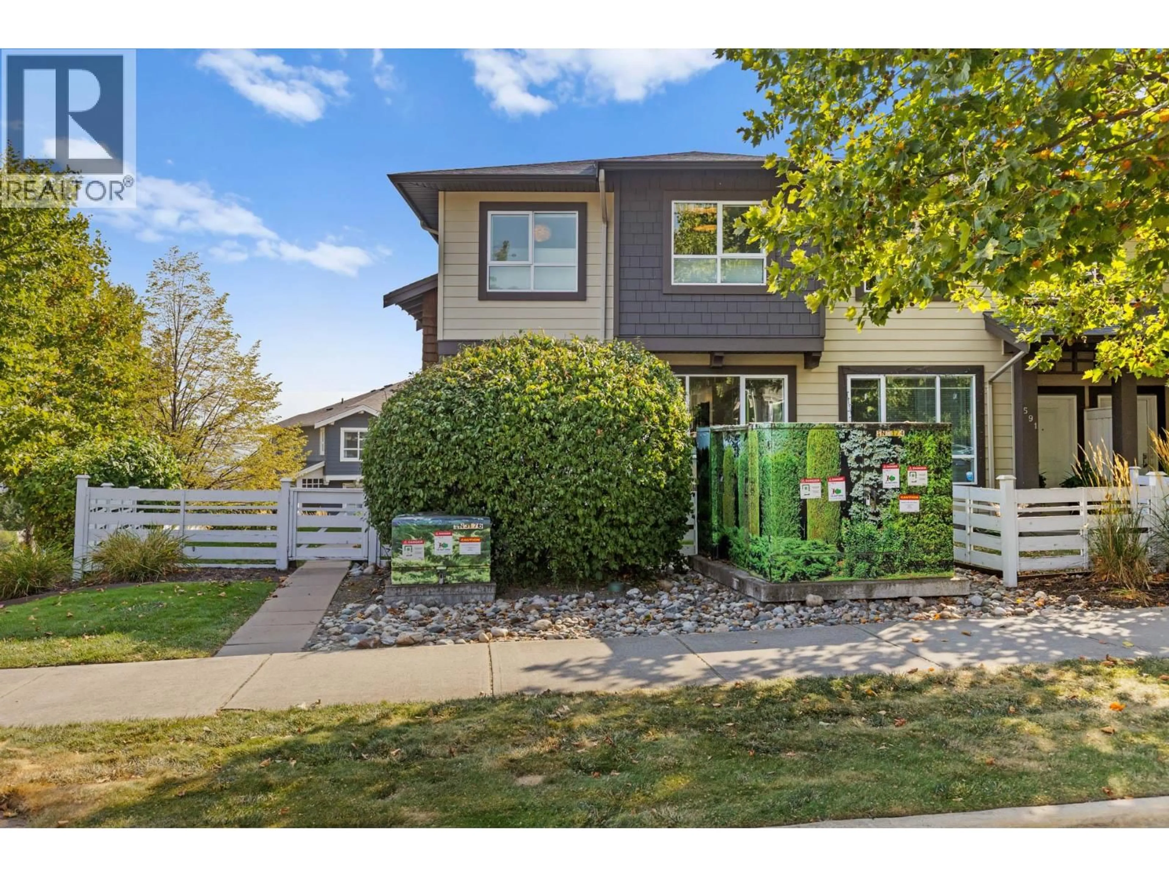 Home with vinyl exterior material, street for 589 BOYNTON PLACE, Kelowna British Columbia V1V3B5
