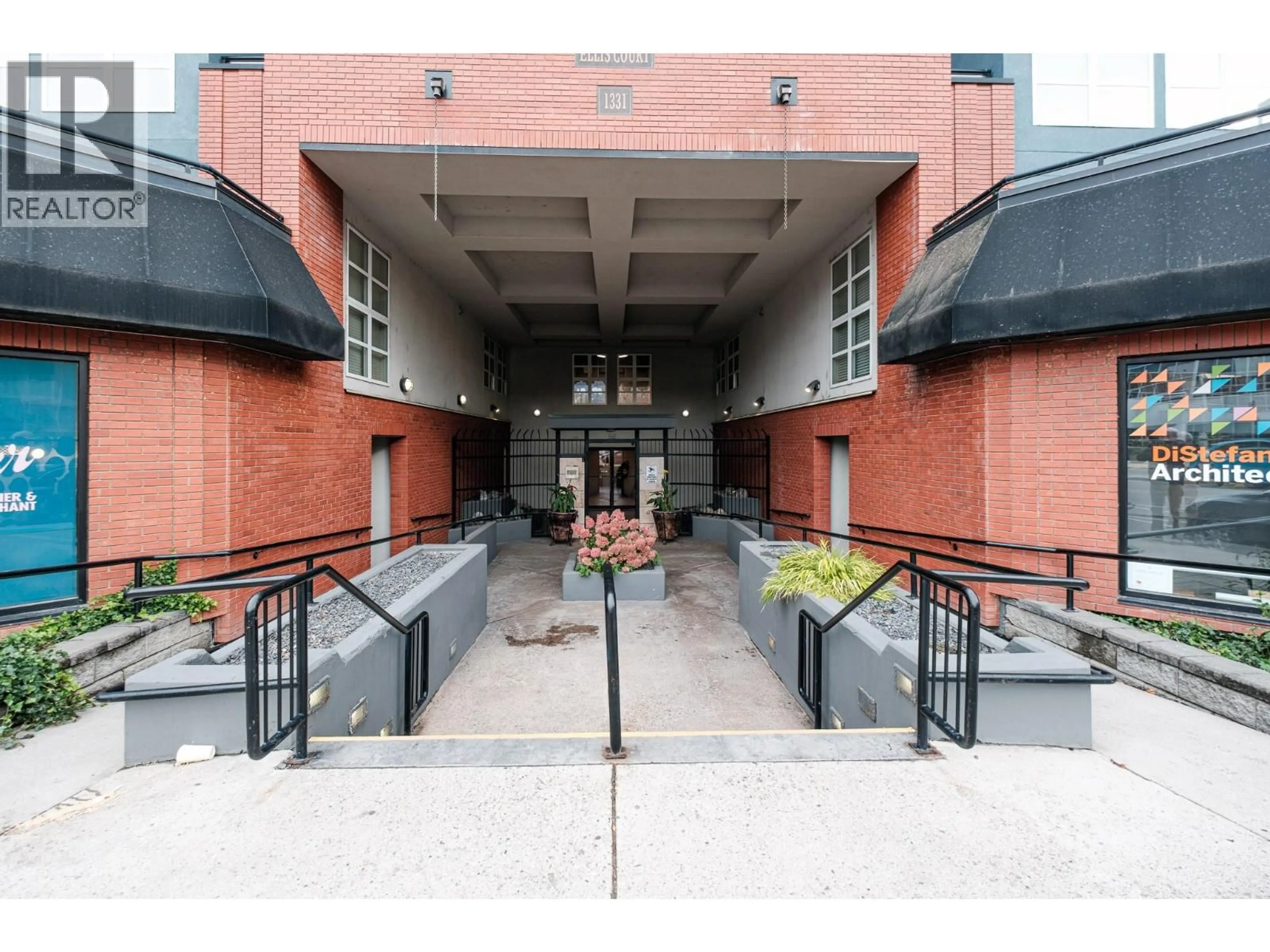 Indoor foyer for 213 - 1331 ELLIS STREET, Kelowna British Columbia V1T1Z9