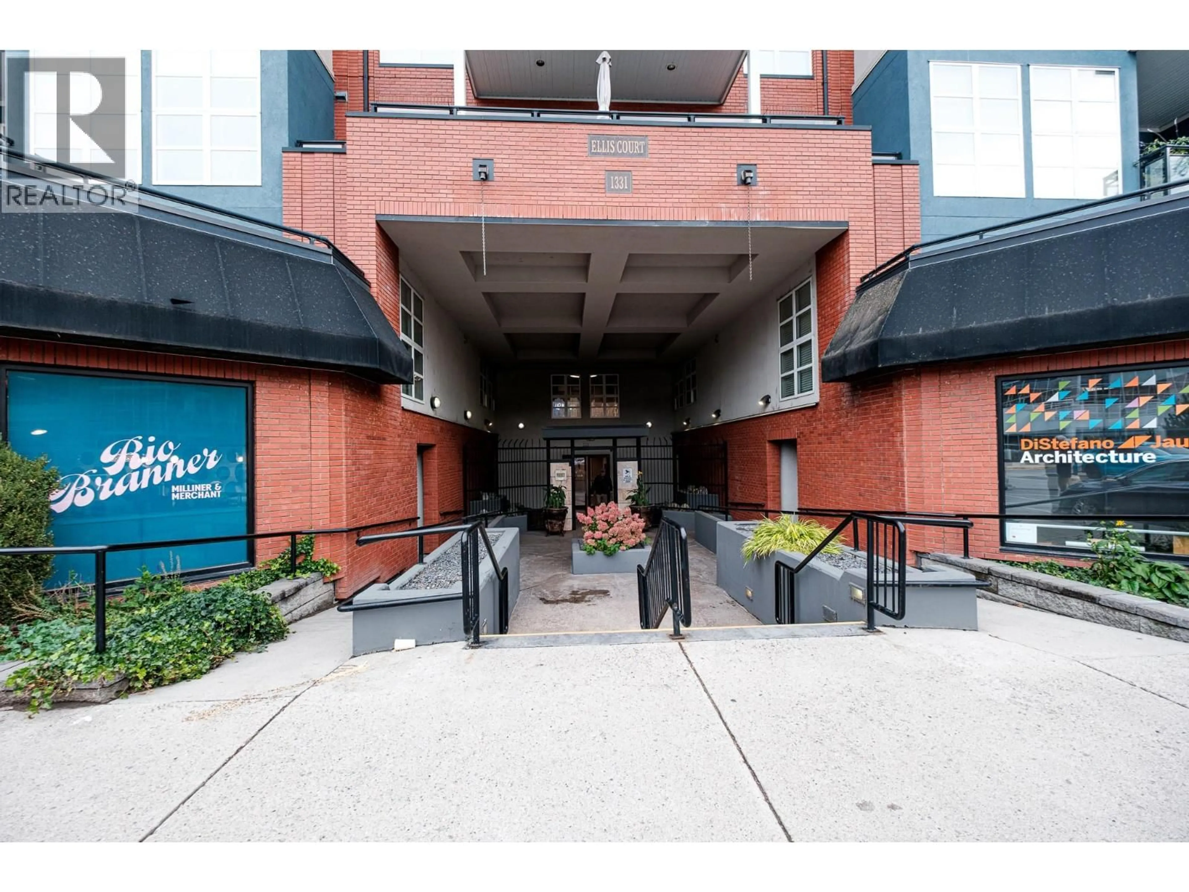 Indoor foyer for 213 - 1331 ELLIS STREET, Kelowna British Columbia V1T1Z9