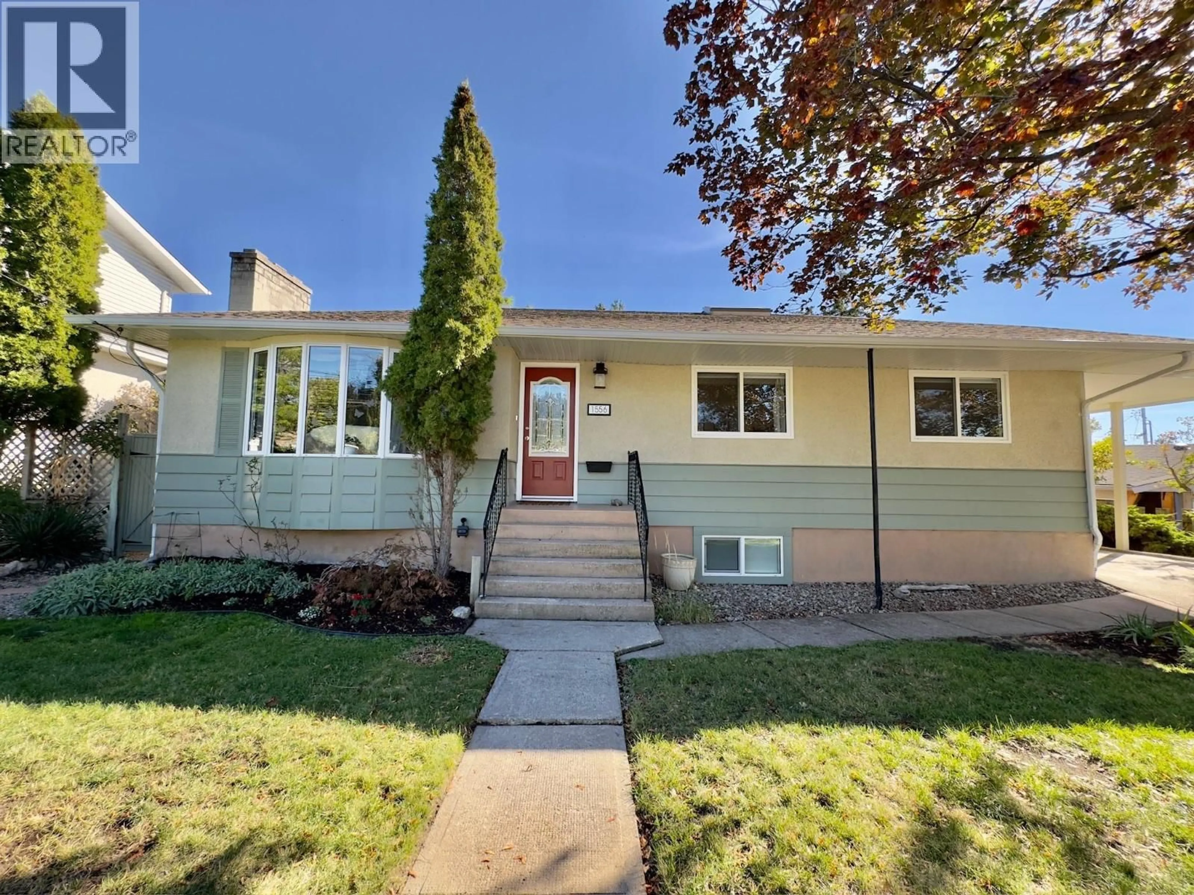 Home with vinyl exterior material, street for 1556 DUNCAN AVENUE EAST, Penticton British Columbia V2A2X8