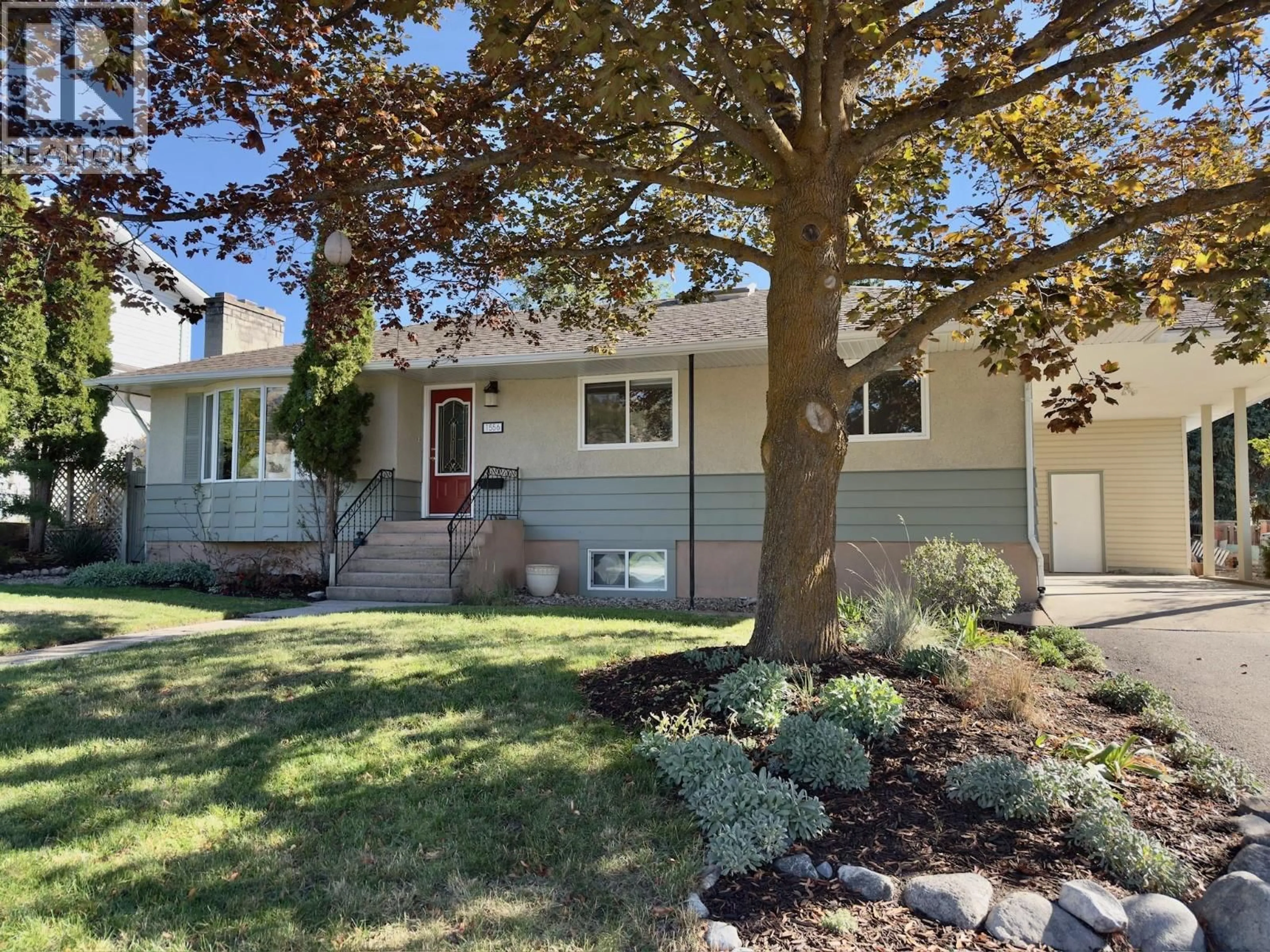 Home with vinyl exterior material, street for 1556 DUNCAN AVENUE EAST, Penticton British Columbia V2A2X8