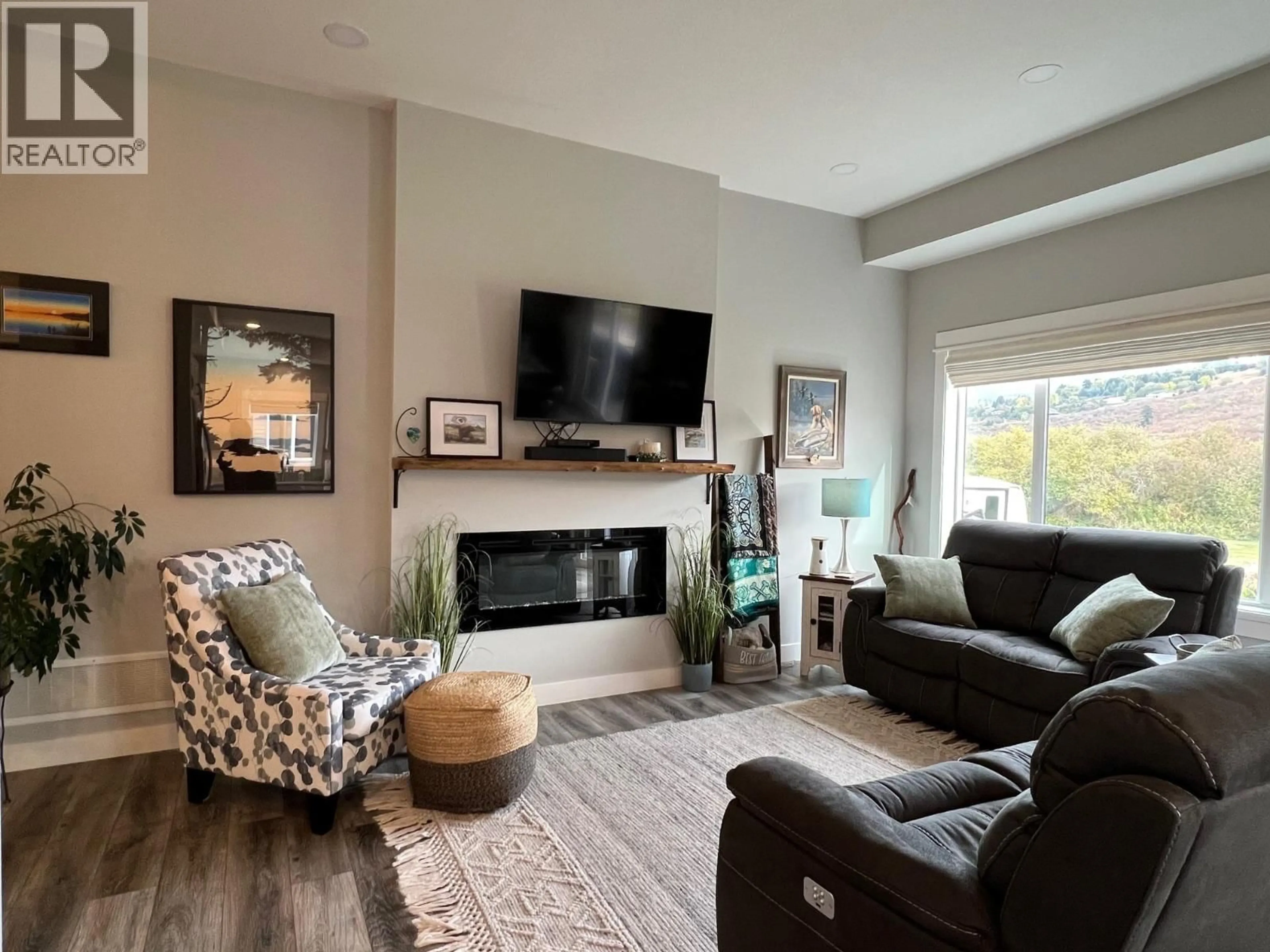 Living room with furniture, unknown for 457 4 TH STREET, Vernon British Columbia V1H1Z1