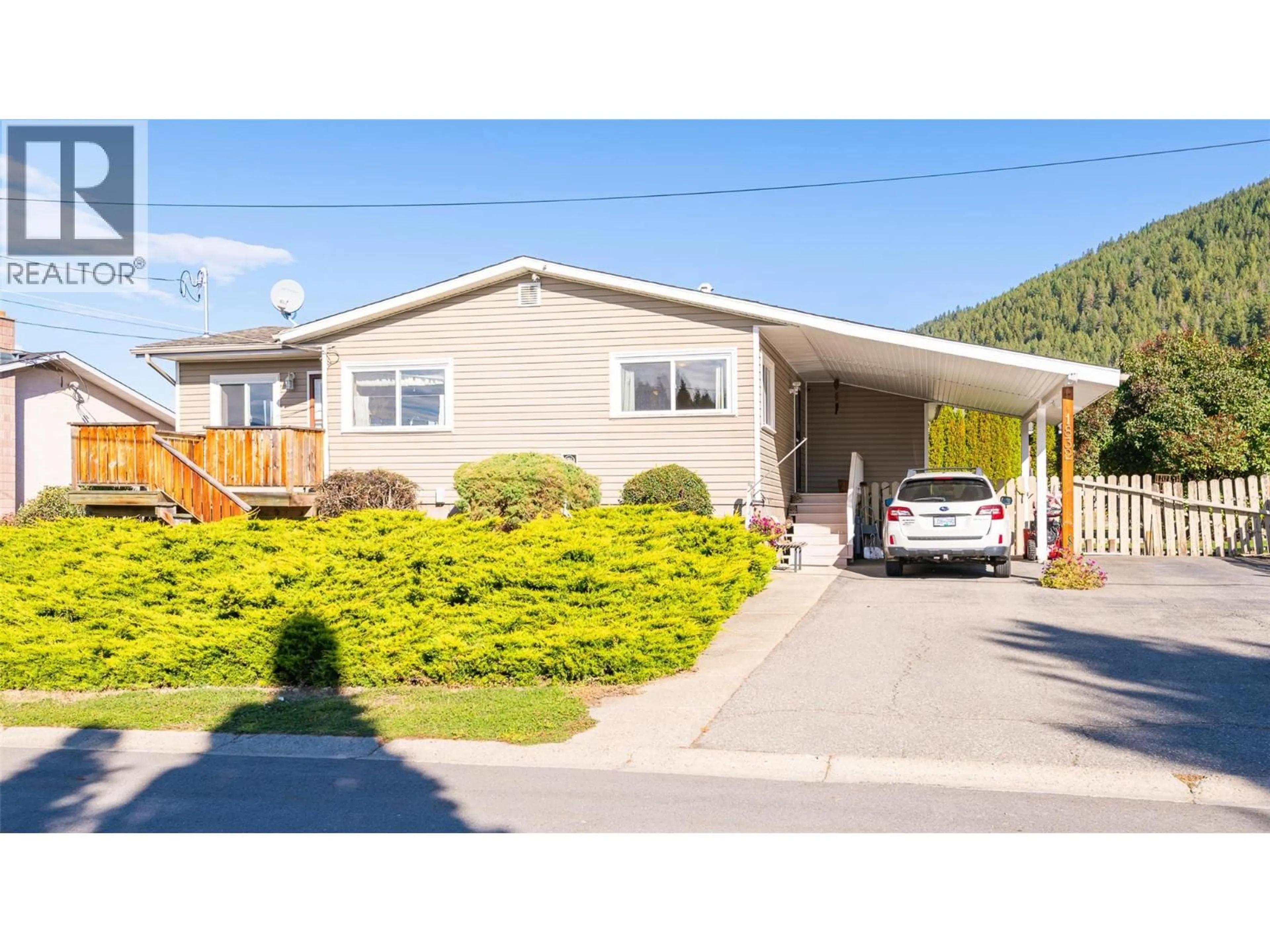 Home with vinyl exterior material, street for 1832 HURL STREET, Creston British Columbia V0B1G5
