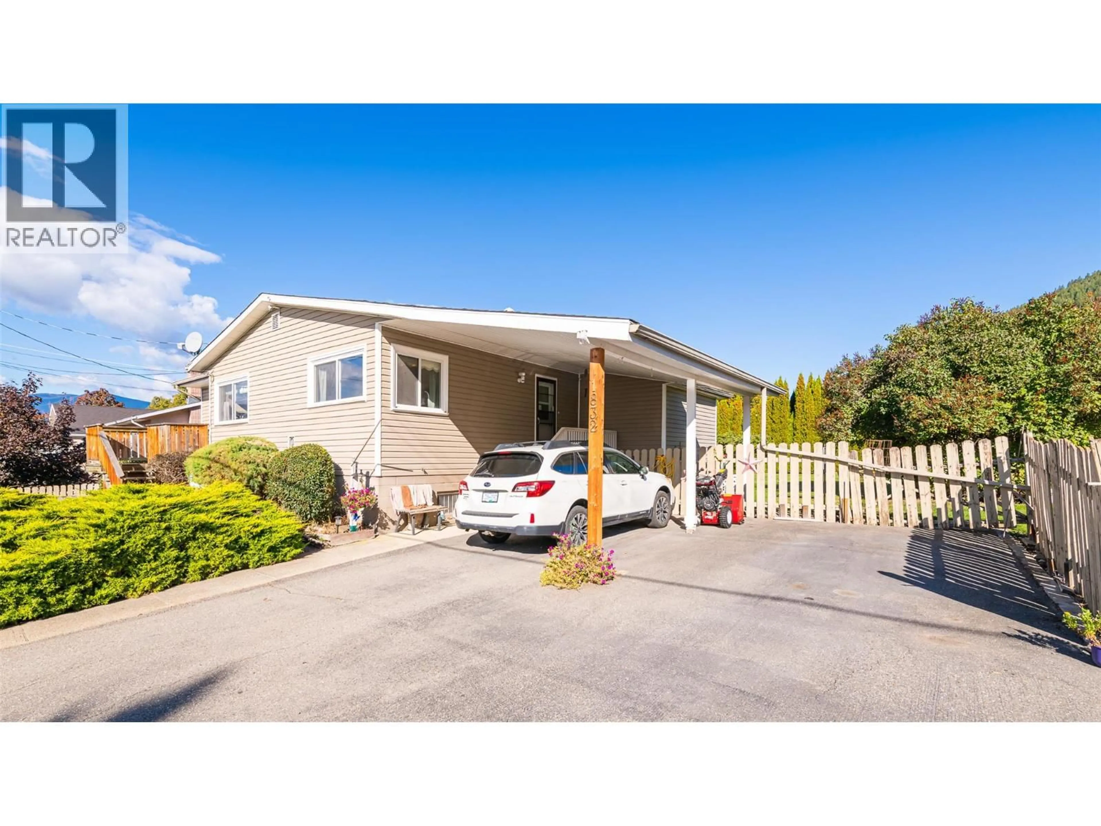 Home with vinyl exterior material, street for 1832 HURL STREET, Creston British Columbia V0B1G5
