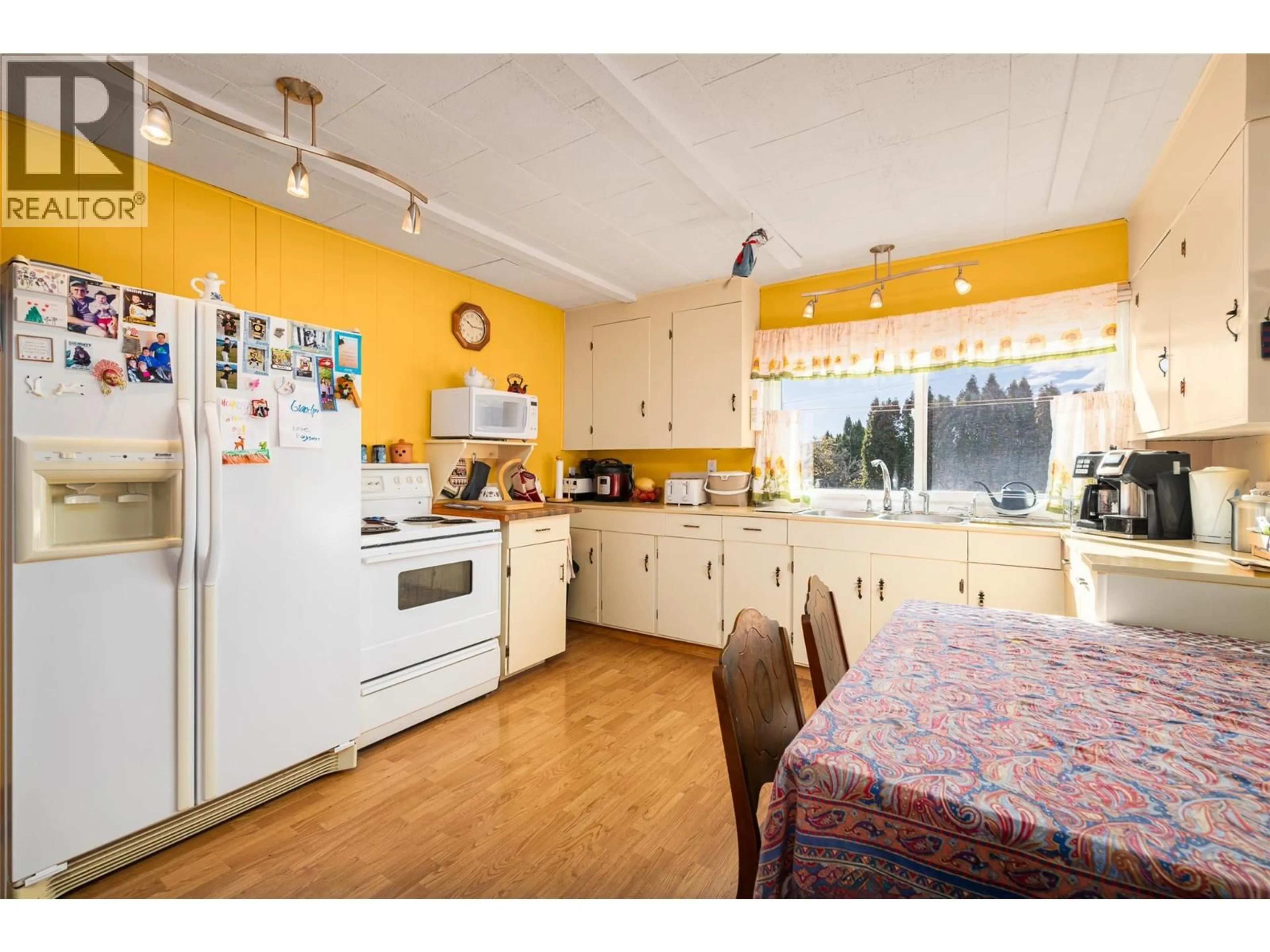 Standard kitchen, wood/laminate floor for 1832 HURL STREET, Creston British Columbia V0B1G5