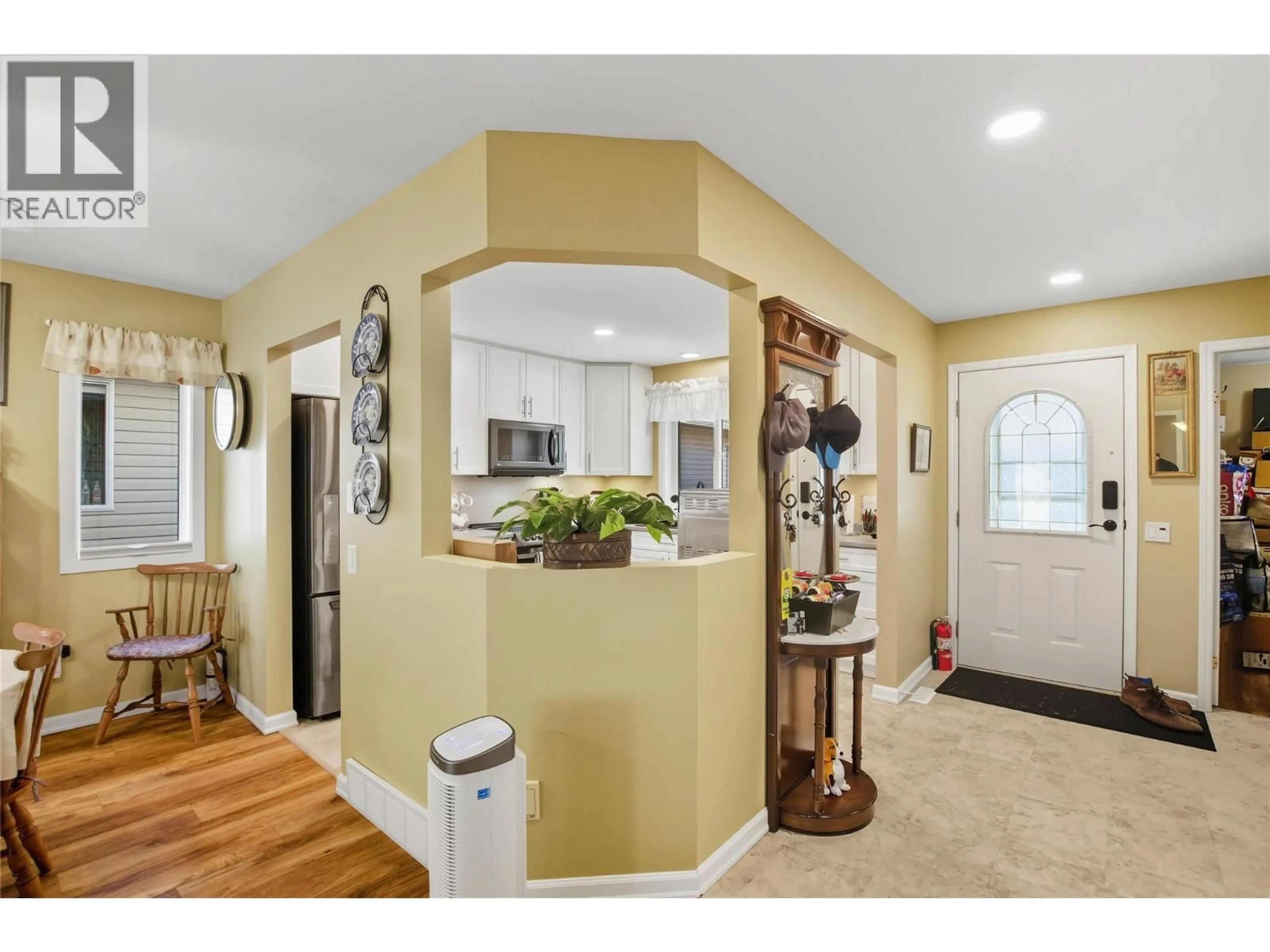Indoor entryway for 18 - 1195 14TH STREET, Kamloops British Columbia V2B8L1