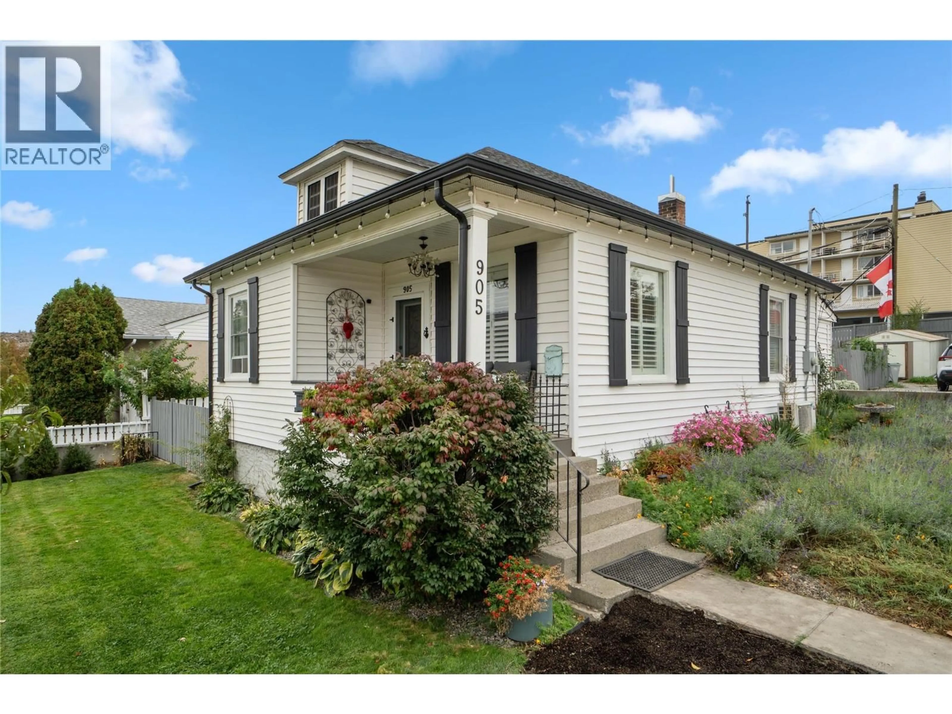 Home with vinyl exterior material, street for 905 MUNRO STREET, Kamloops British Columbia V2C3G2