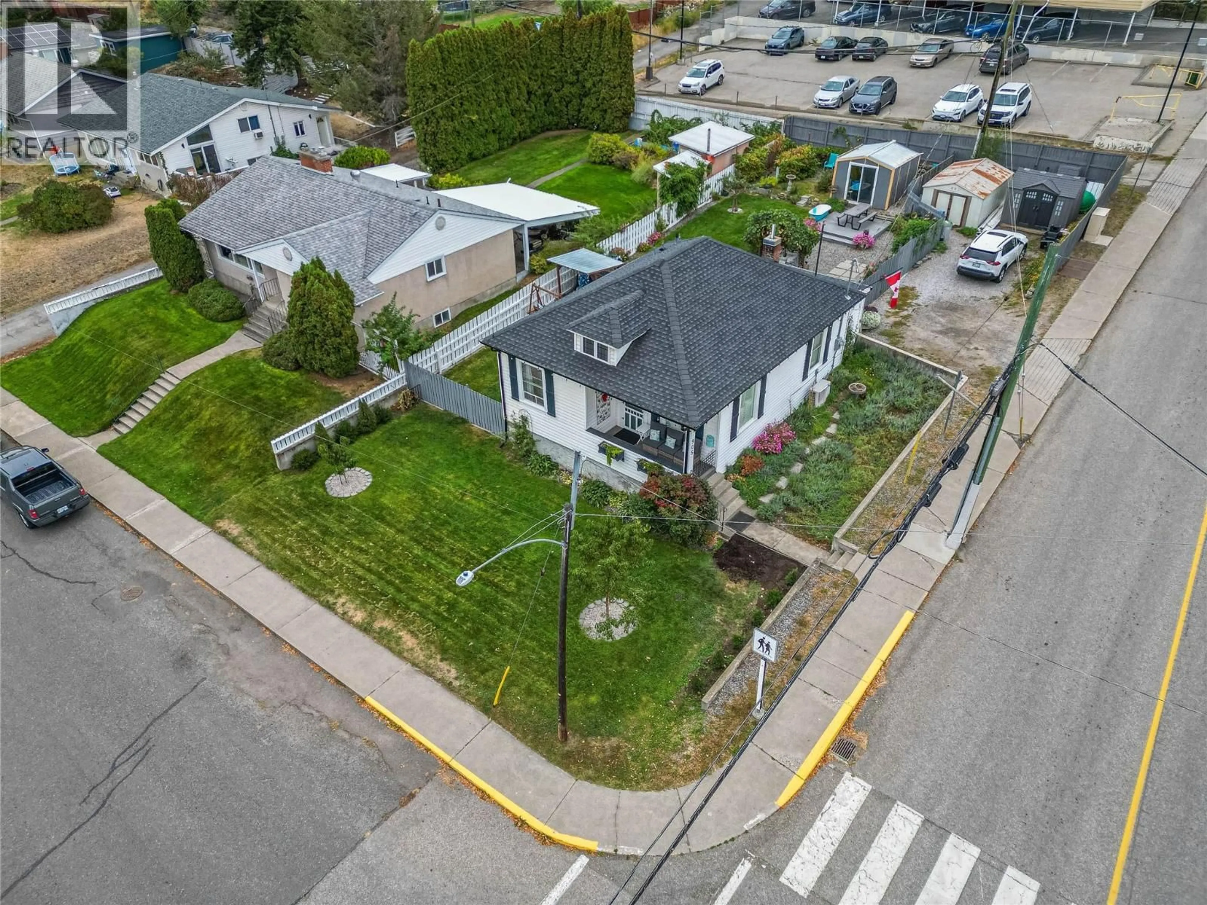 A pic from outside/outdoor area/front of a property/back of a property/a pic from drone, street for 905 MUNRO STREET, Kamloops British Columbia V2C3G2