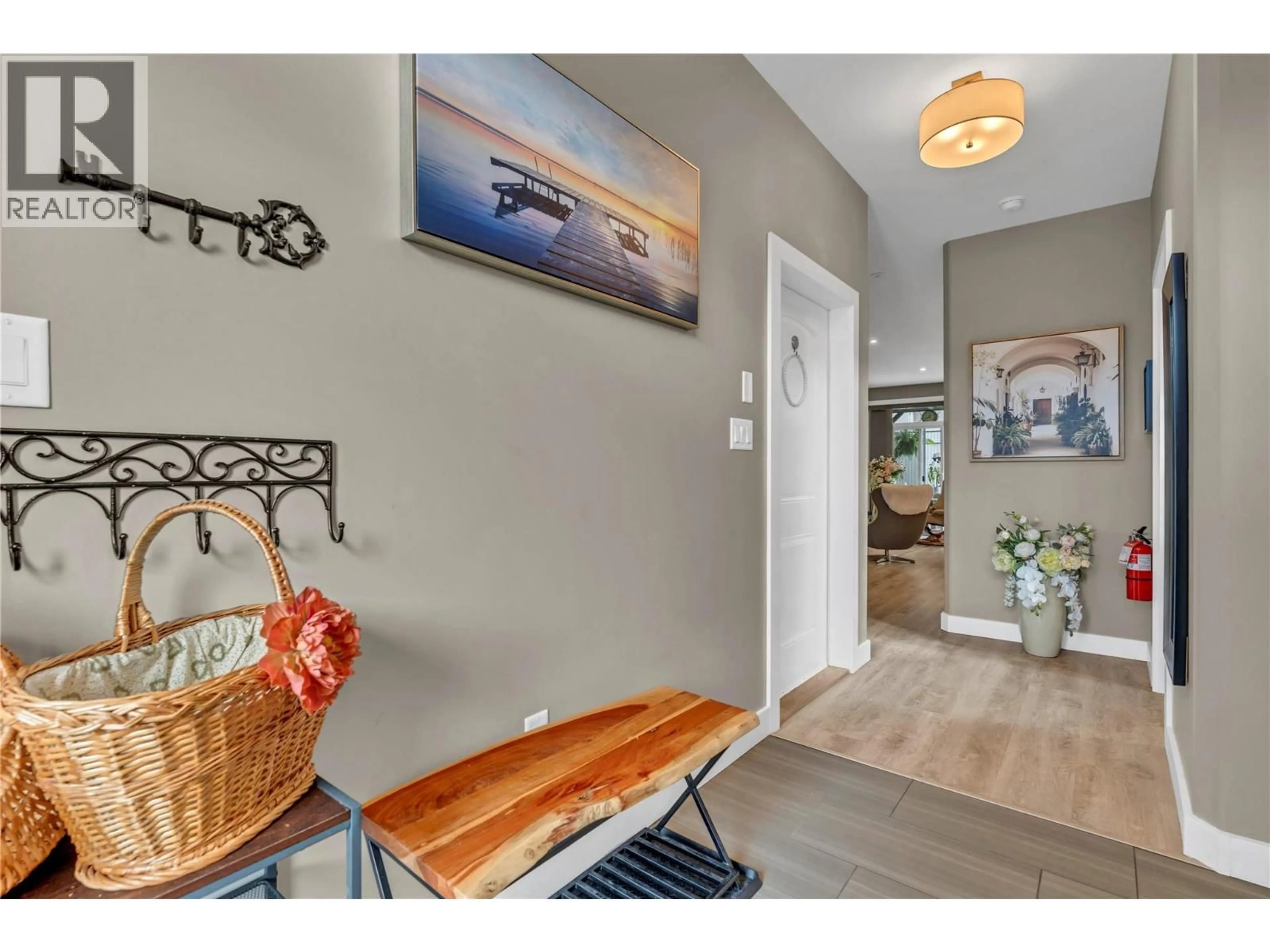 Indoor entryway for 104 - 801 ONTARIO STREET, Penticton British Columbia V2A4S4