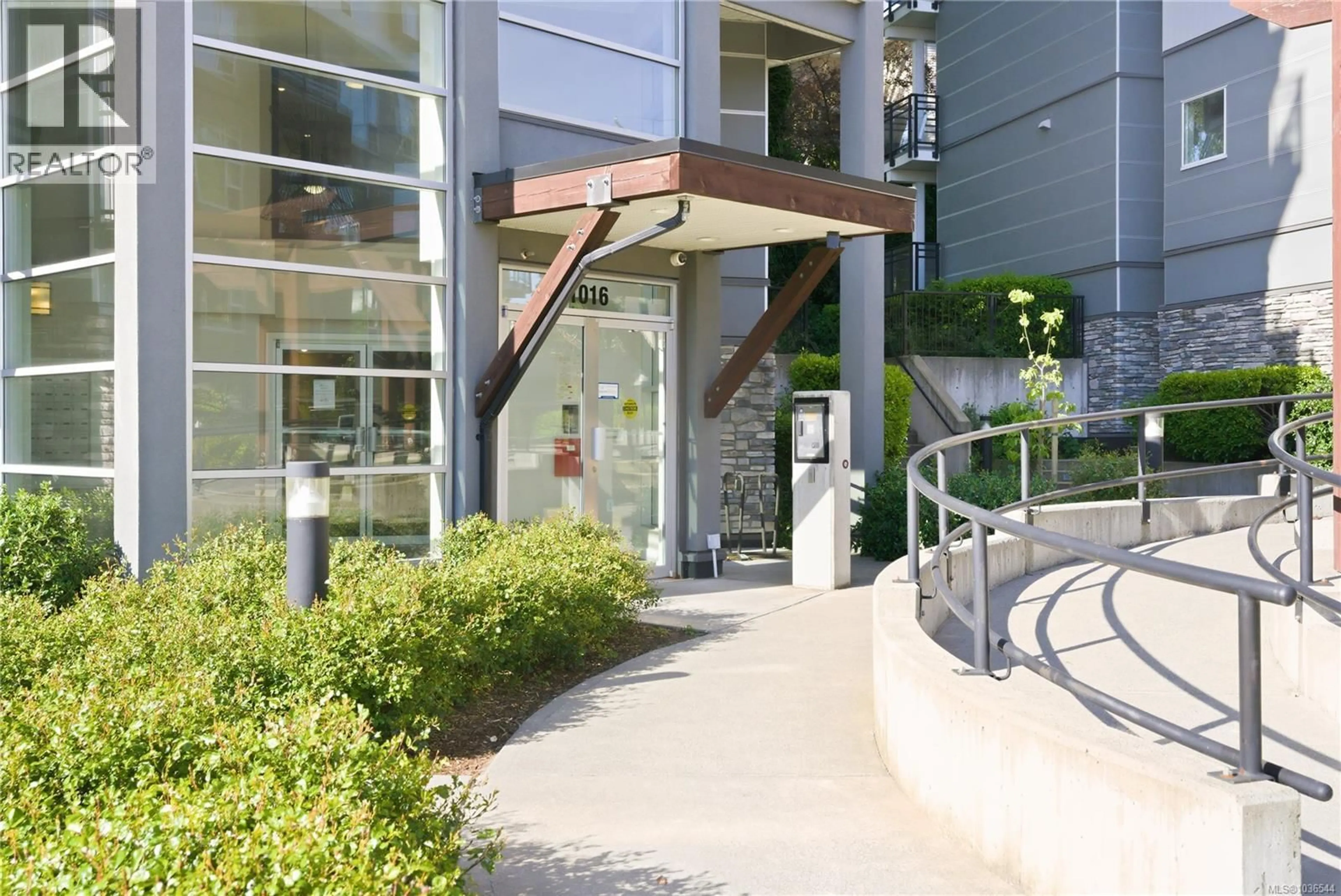 Indoor foyer for 503 - 1016 INVERNESS ROAD, Saanich British Columbia V8X2S1