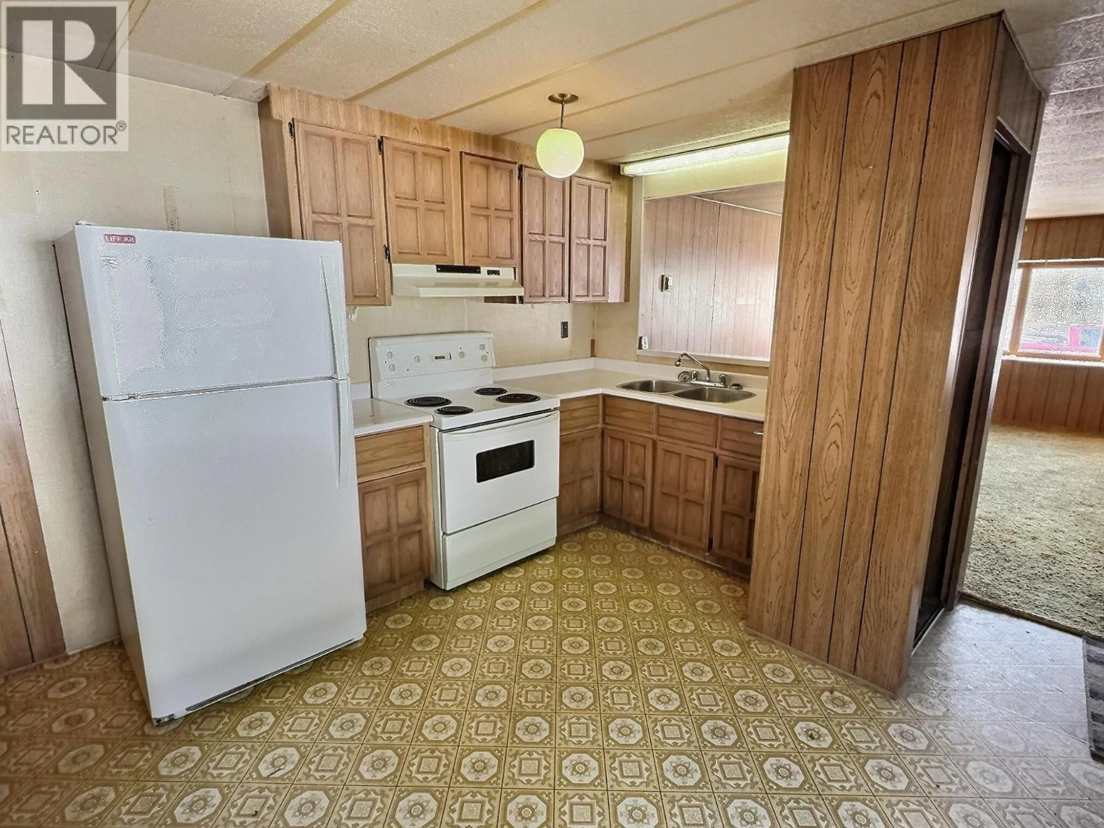 Standard kitchen, unknown for 12 - 851 READ ROAD, Golden British Columbia V0A1H2
