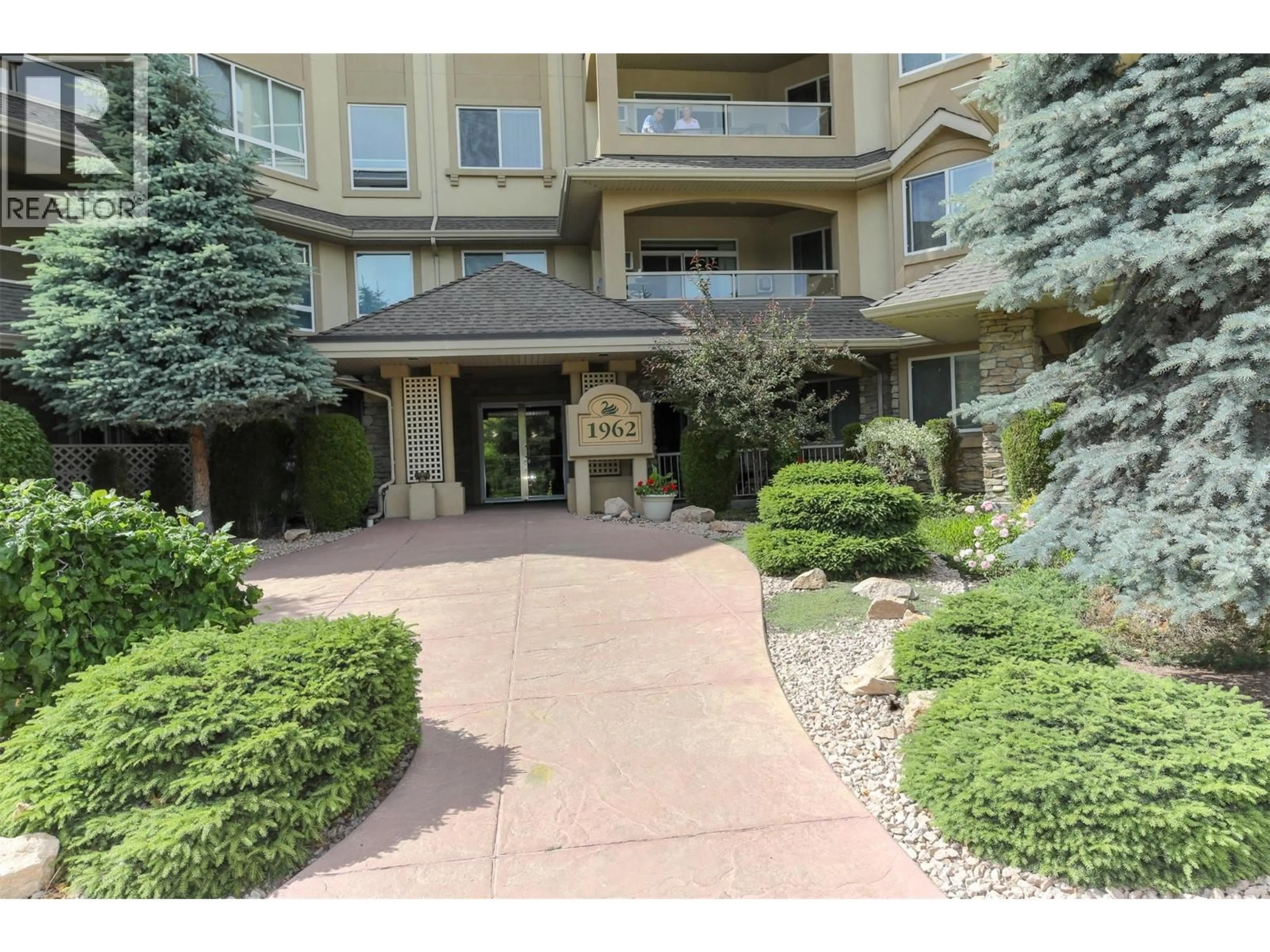 Indoor foyer for 407 - 1962 ENTERPRISE WAY, Kelowna British Columbia V1Y9S6