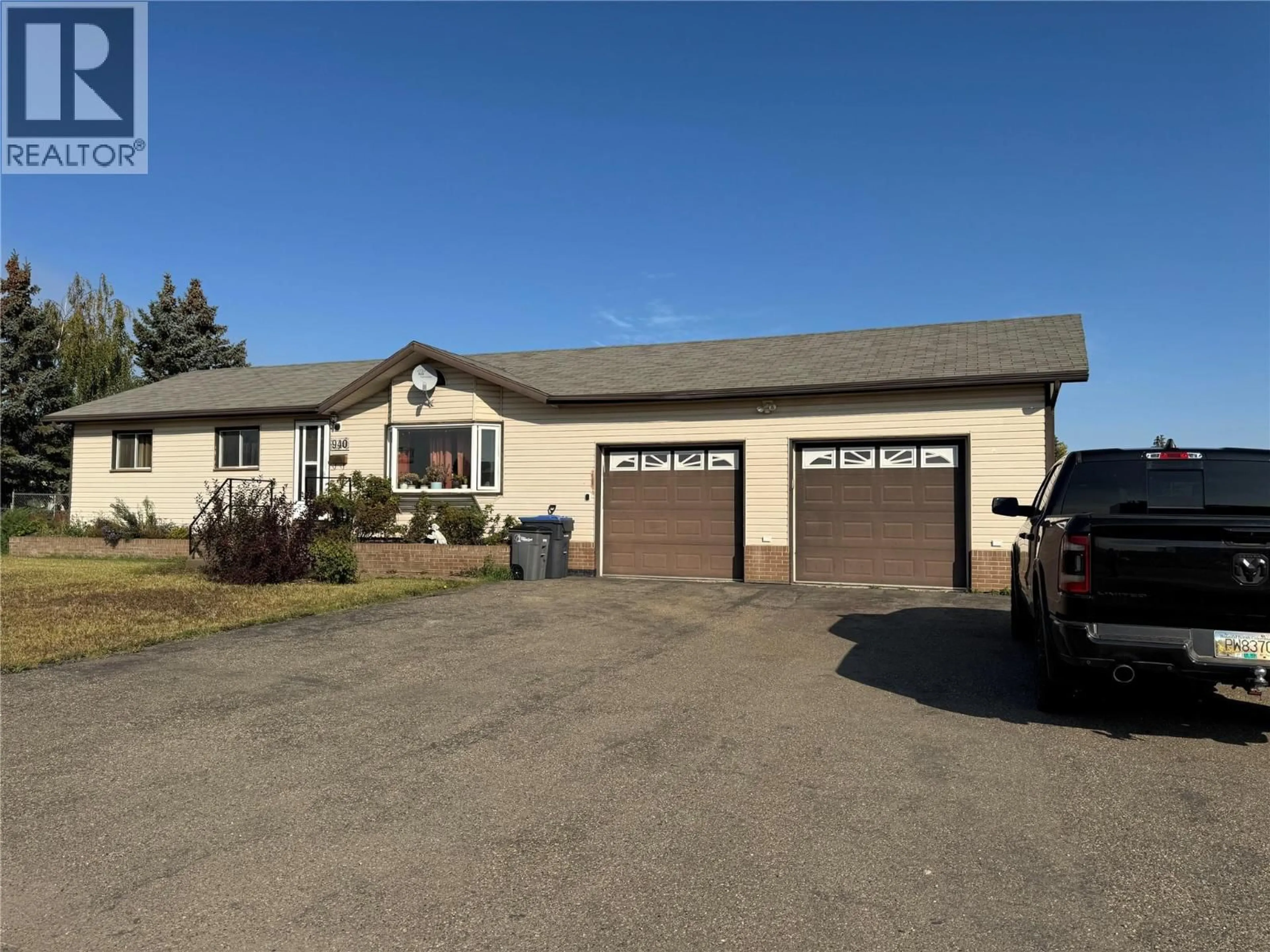 Indoor garage for 940 112 AVENUE, Dawson Creek British Columbia V1G2Y3