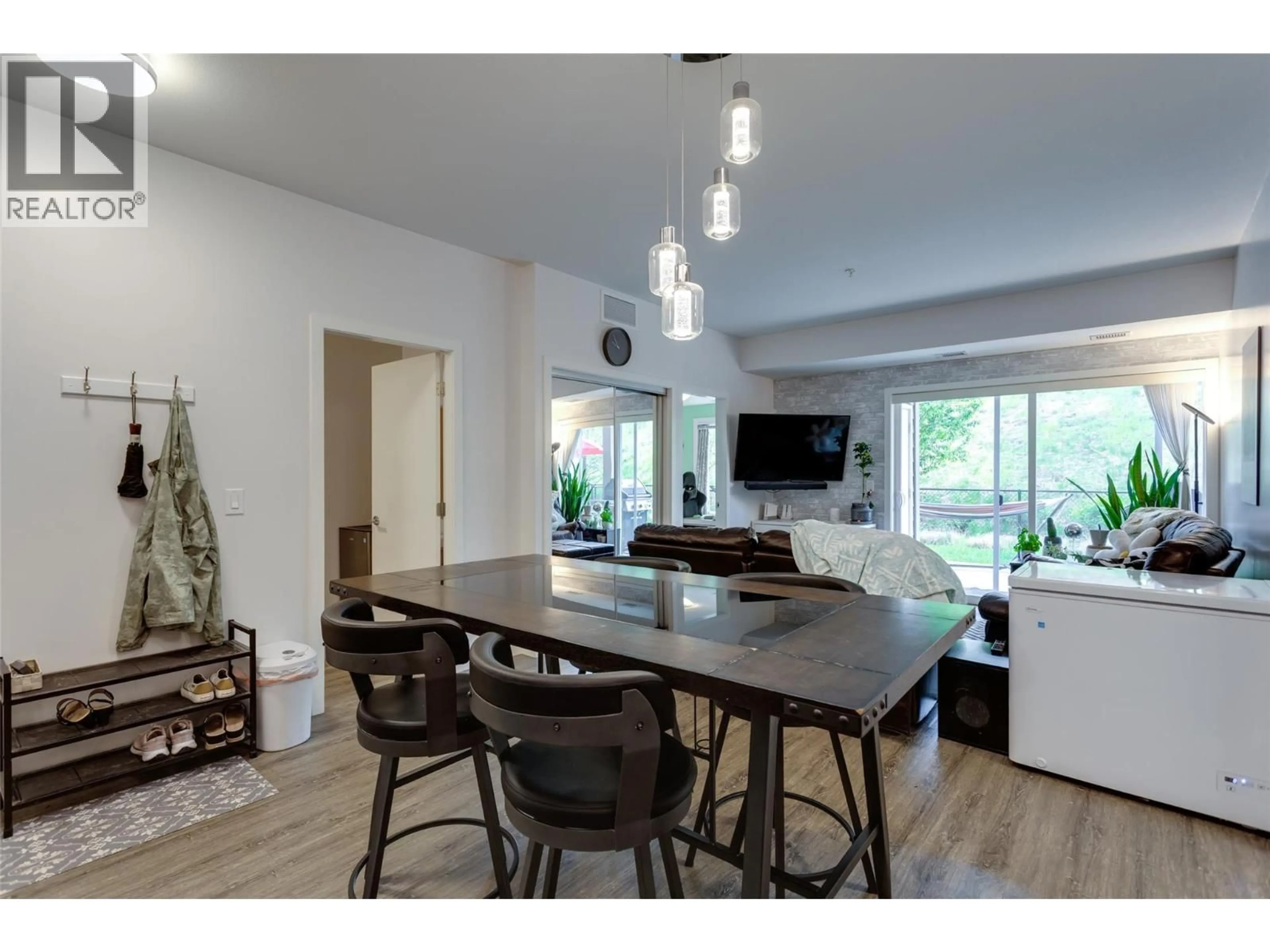 Open concept kitchen, wood/laminate floor for 118 - 935 ACADEMY WAY, Kelowna British Columbia V1V3A9