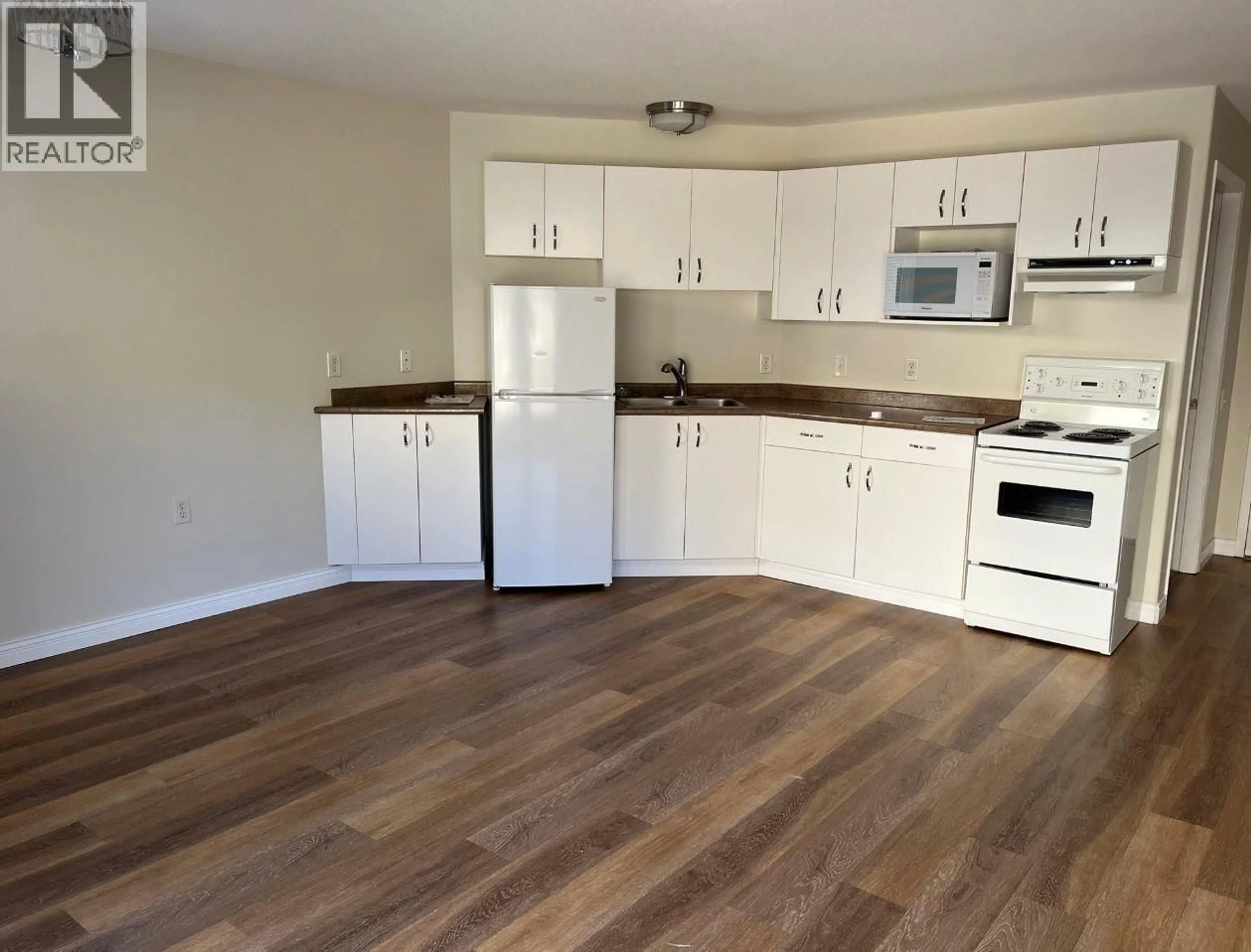 Standard kitchen, wood/laminate floor for 621 - 3011 GATEBY PLACE, Vernon British Columbia V1T9S4