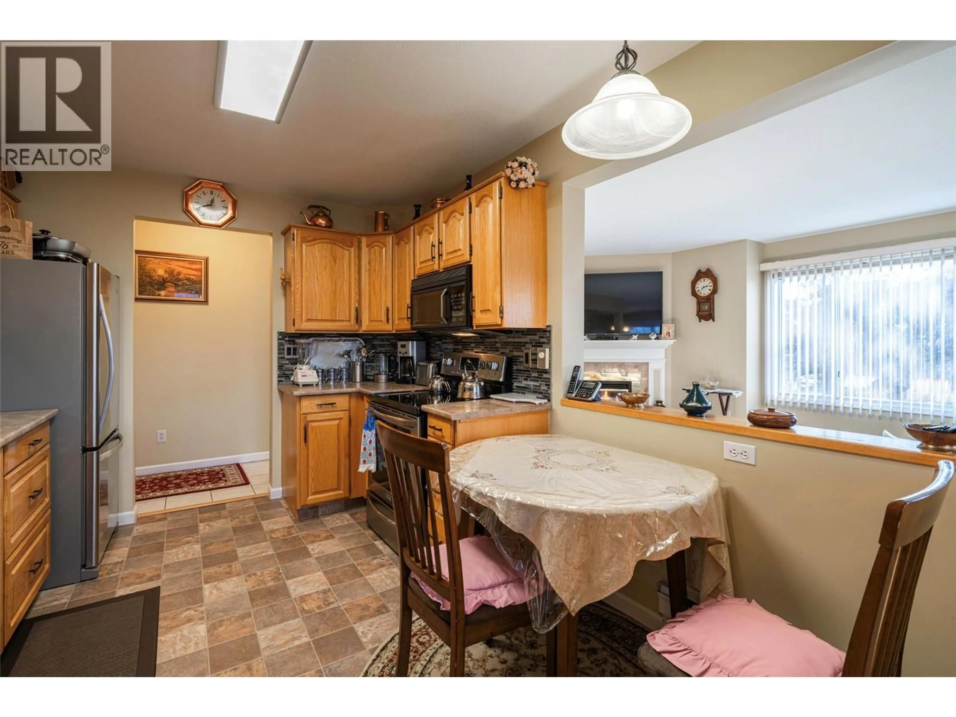 Standard kitchen, ceramic/tile floor for 308 - 945 LAWRENCE AVENUE, Kelowna British Columbia V1Y6M3