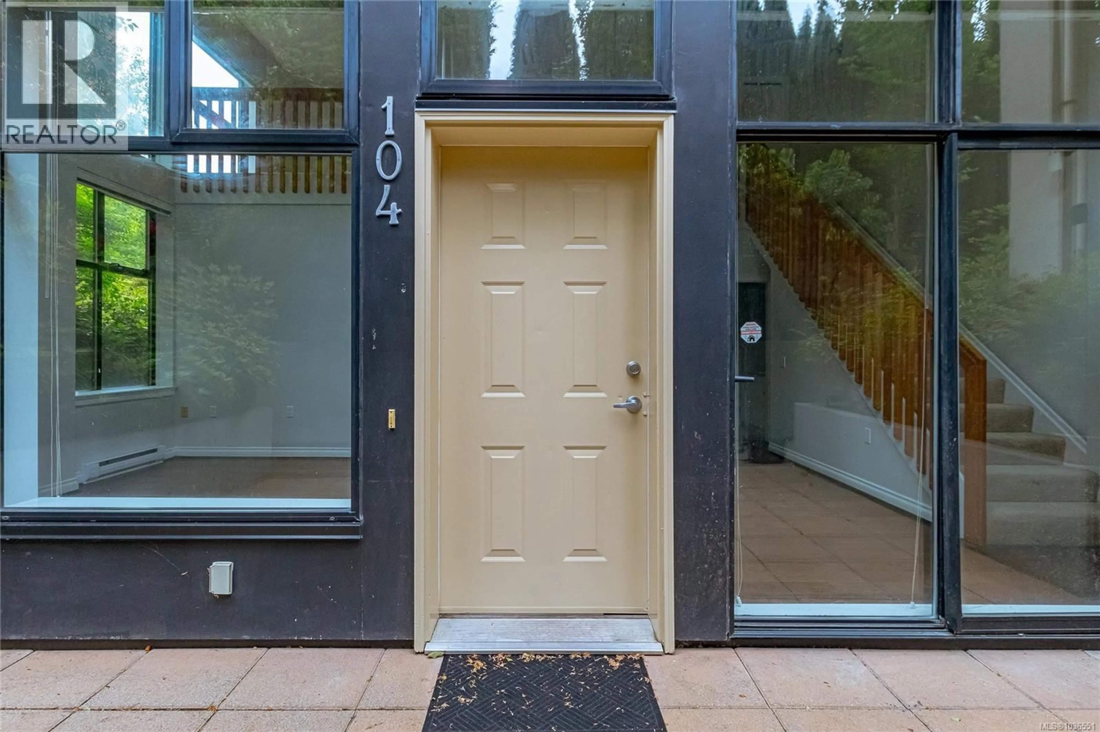 Indoor entryway for 104 - 820 SHORT STREET, Saanich British Columbia V8X2V6