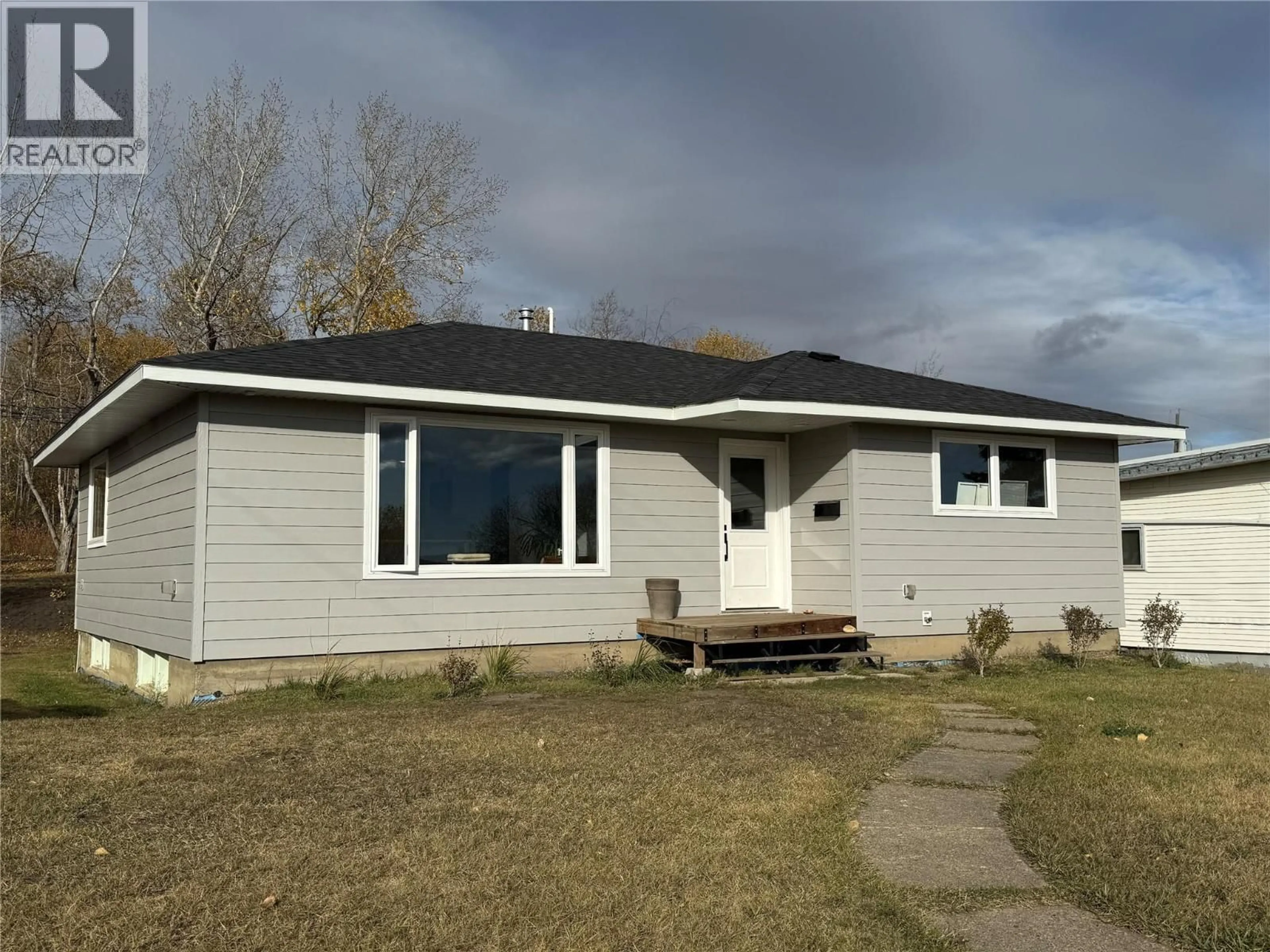 Home with vinyl exterior material, street for 1420 94 AVENUE, Dawson Creek British Columbia V1G1G8