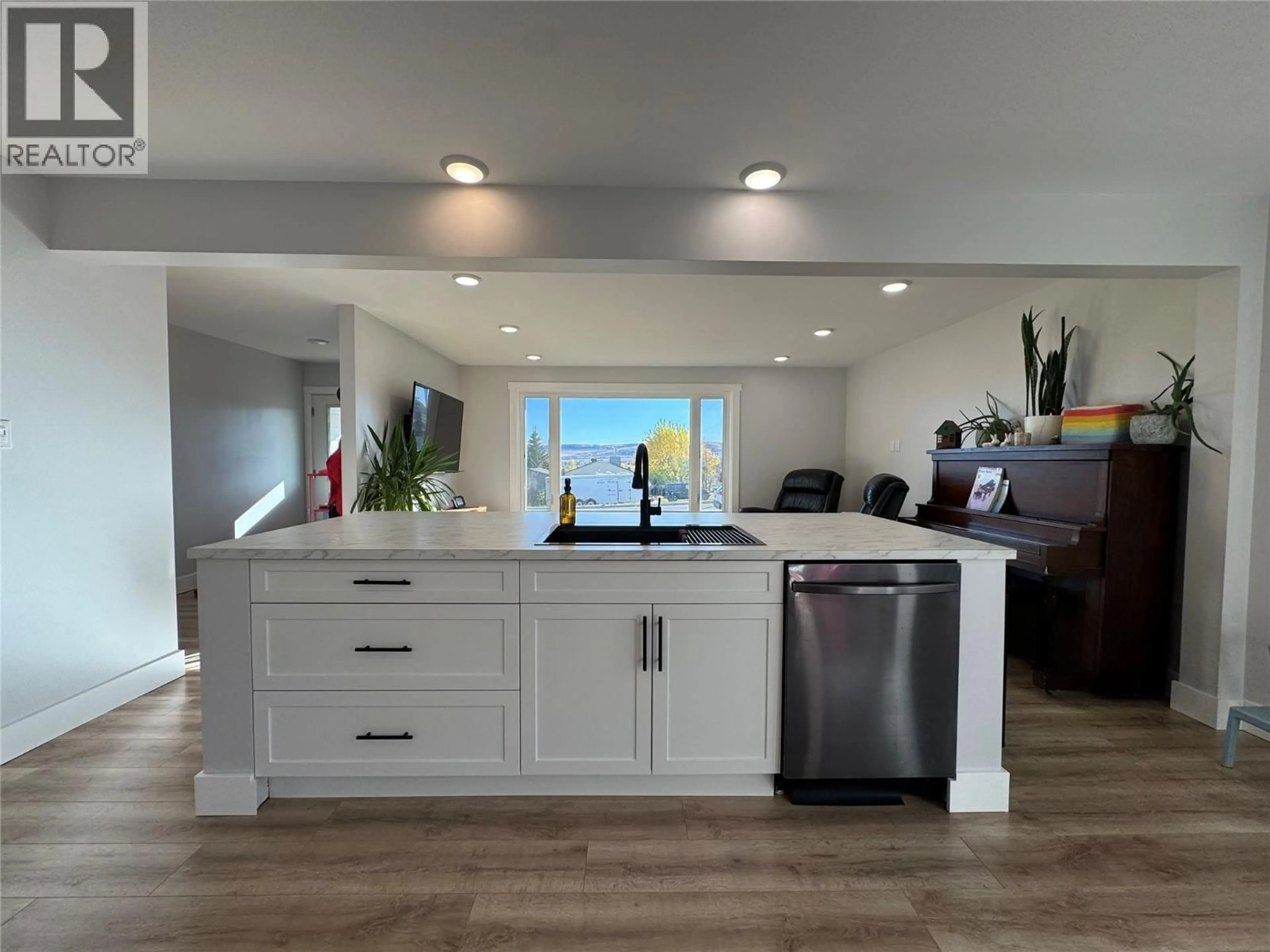 Open concept kitchen, unknown for 1420 94 AVENUE, Dawson Creek British Columbia V1G1G8