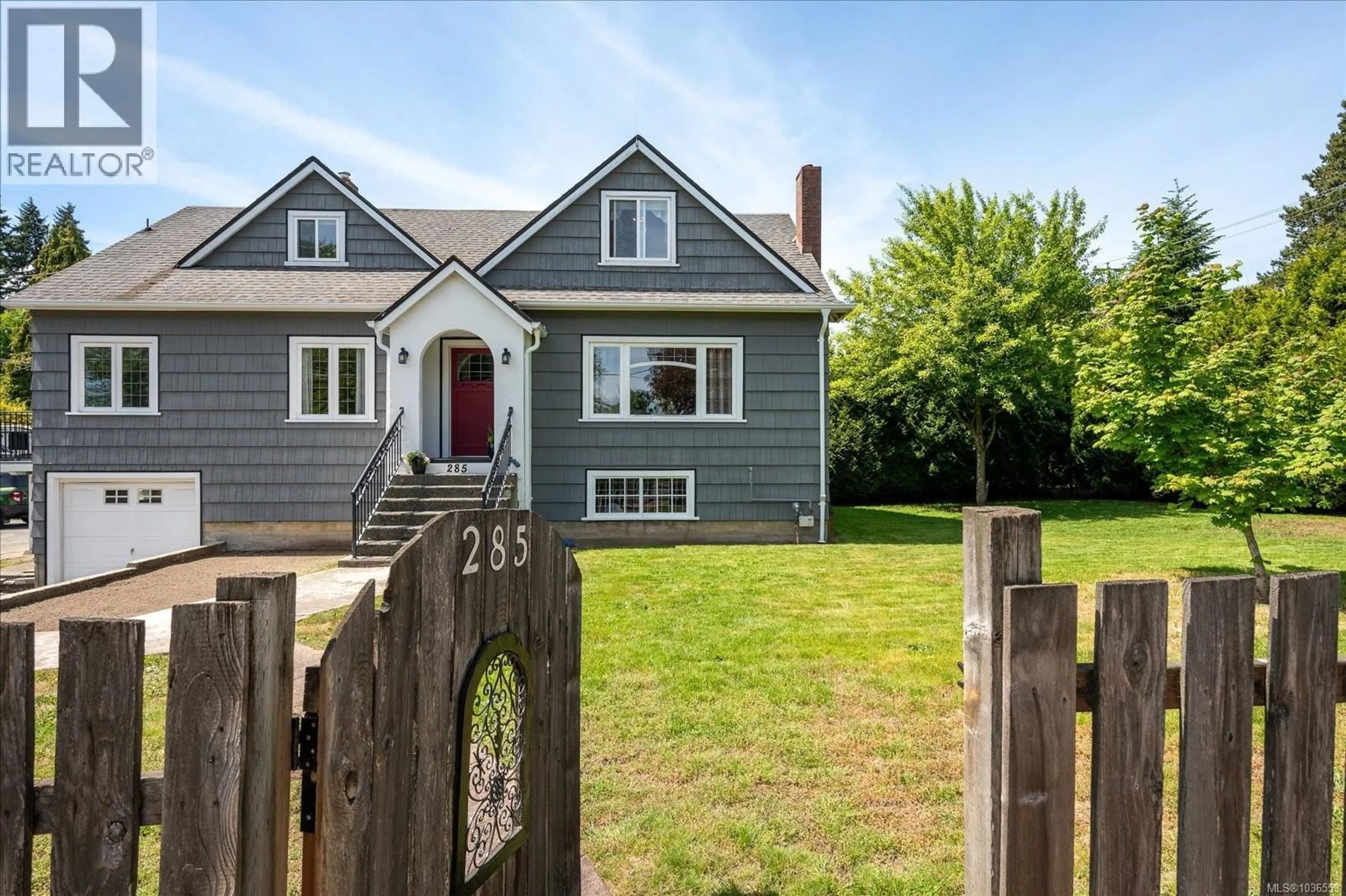 A pic from outside/outdoor area/front of a property/back of a property/a pic from drone, street for 285 WALL STREET, Nanaimo British Columbia V9S3M1