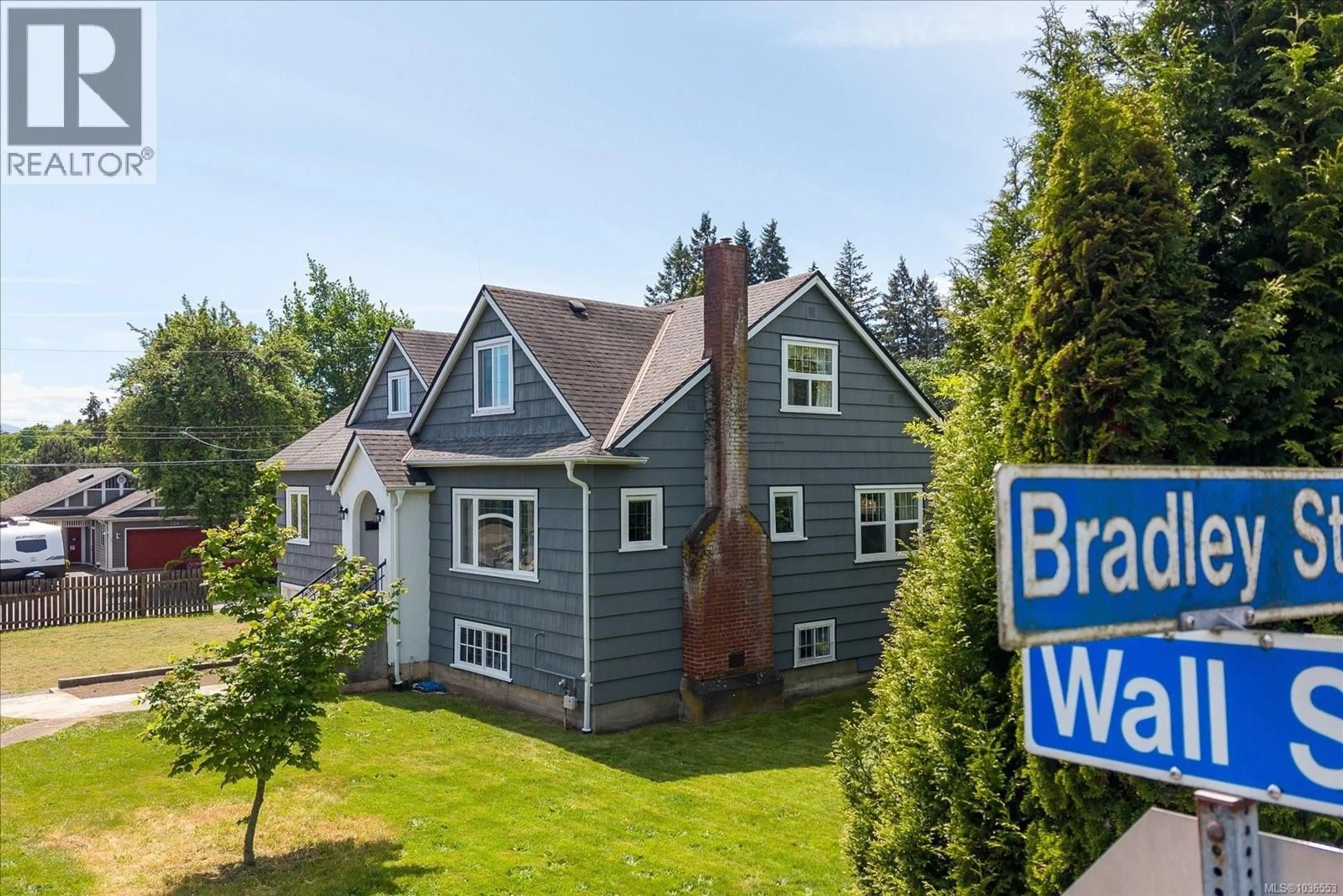 A pic from outside/outdoor area/front of a property/back of a property/a pic from drone, street for 285 WALL STREET, Nanaimo British Columbia V9S3M1
