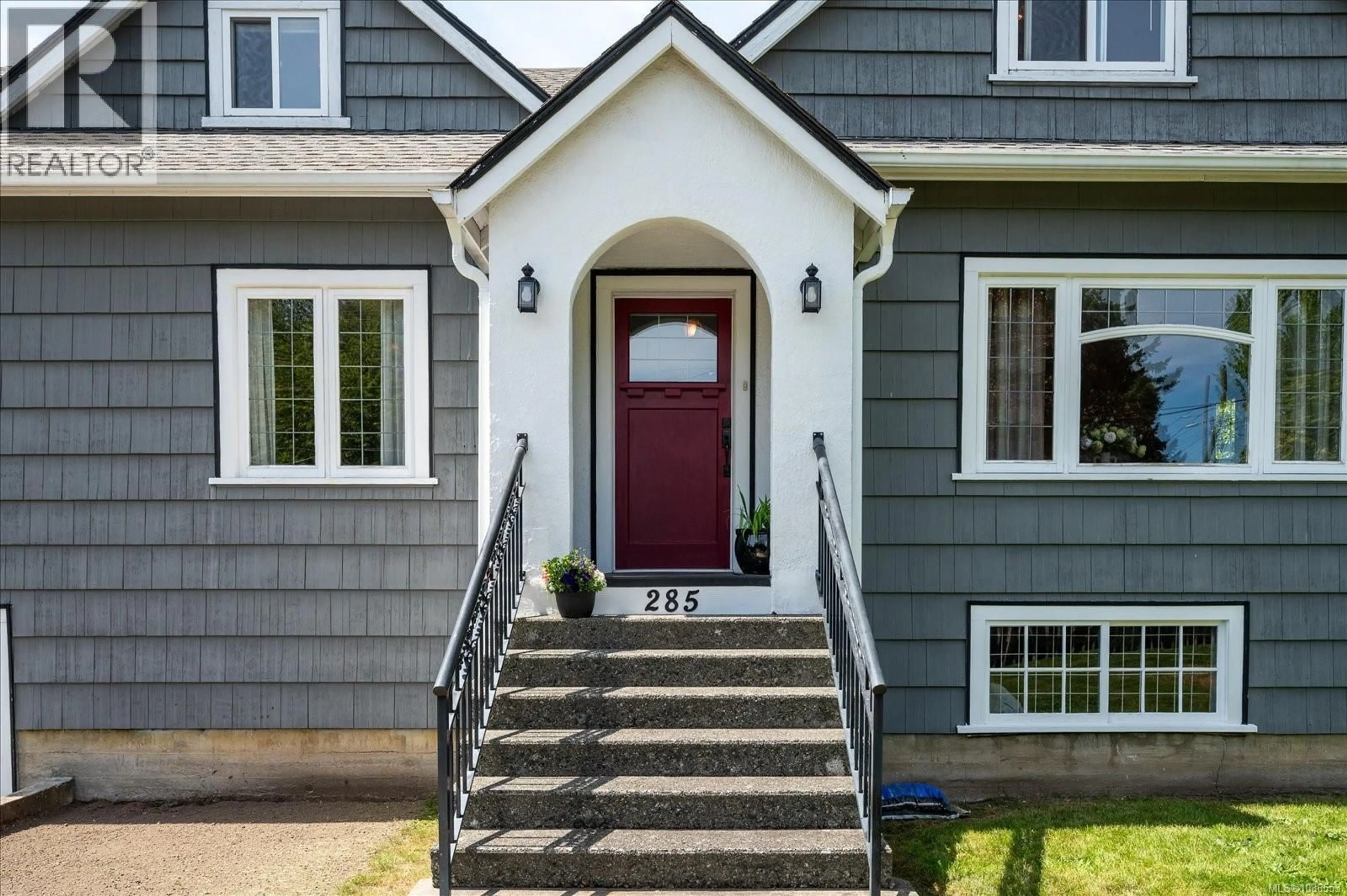 Home with vinyl exterior material, street for 285 WALL STREET, Nanaimo British Columbia V9S3M1