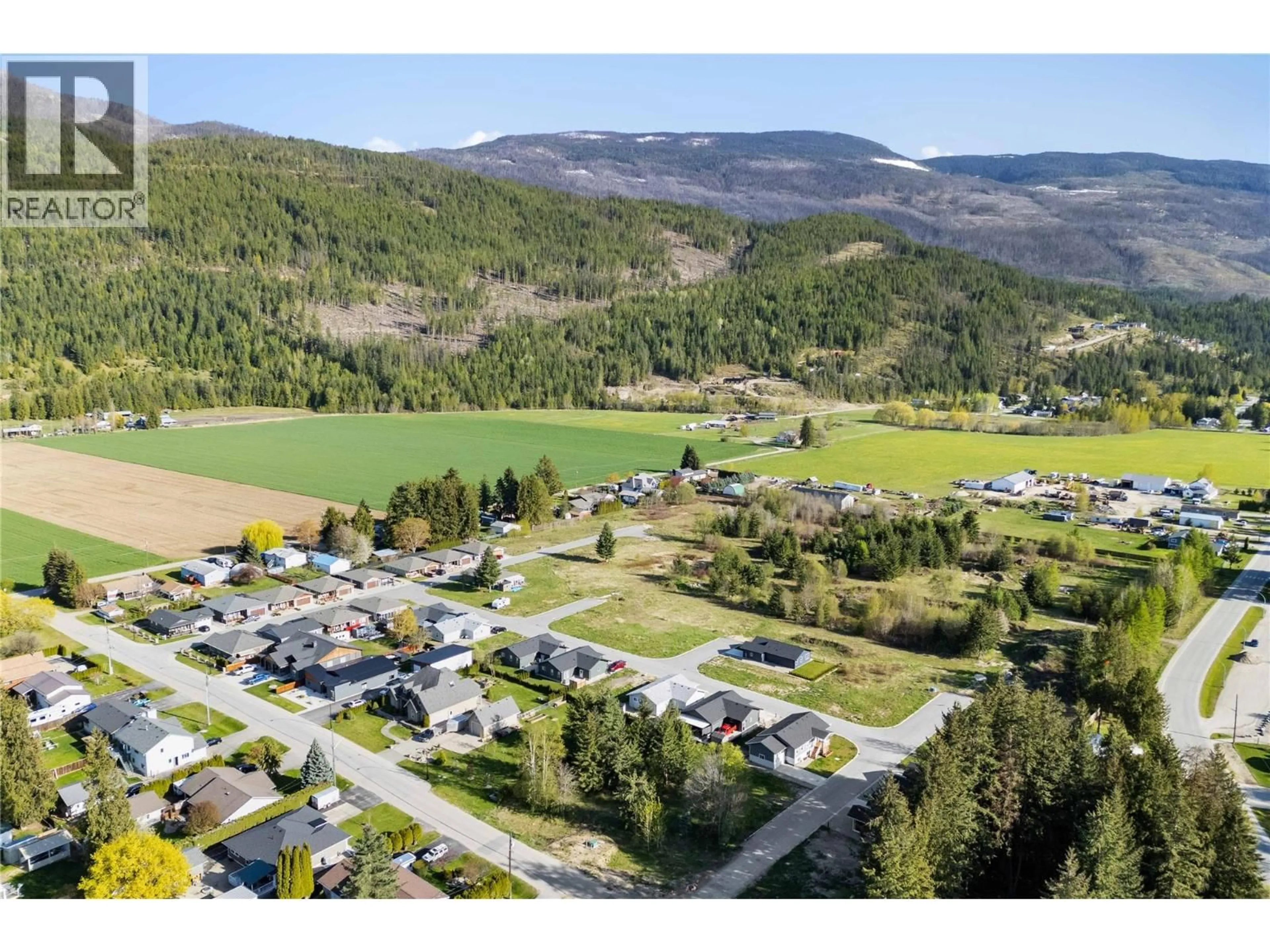 A pic from outside/outdoor area/front of a property/back of a property/a pic from drone, mountain view for 730 ELDERBERRY WALK, Sicamous British Columbia V0E2V0