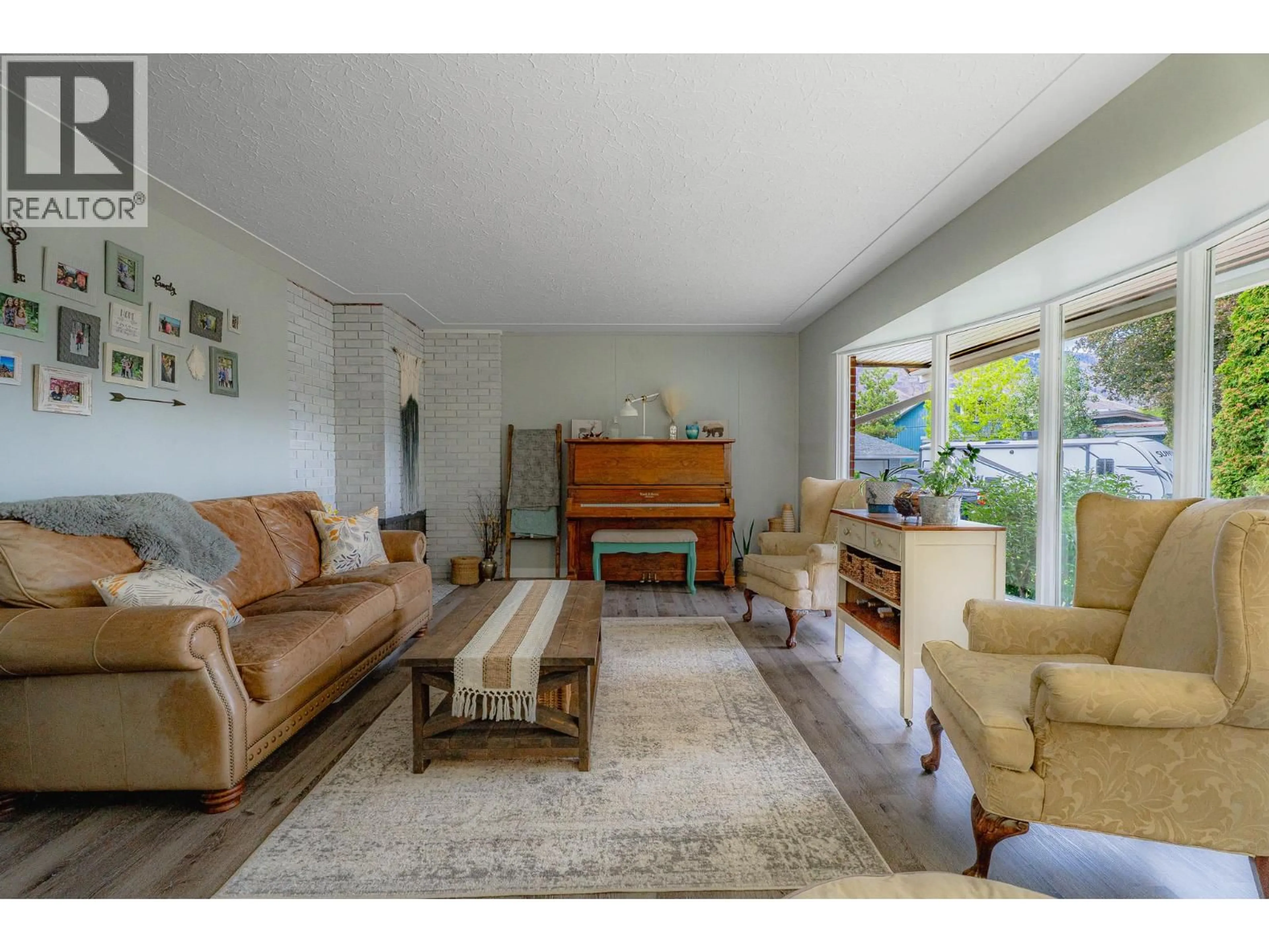 Living room with furniture, unknown for 1834 RUSSET WYND, Kamloops British Columbia V2C4N5