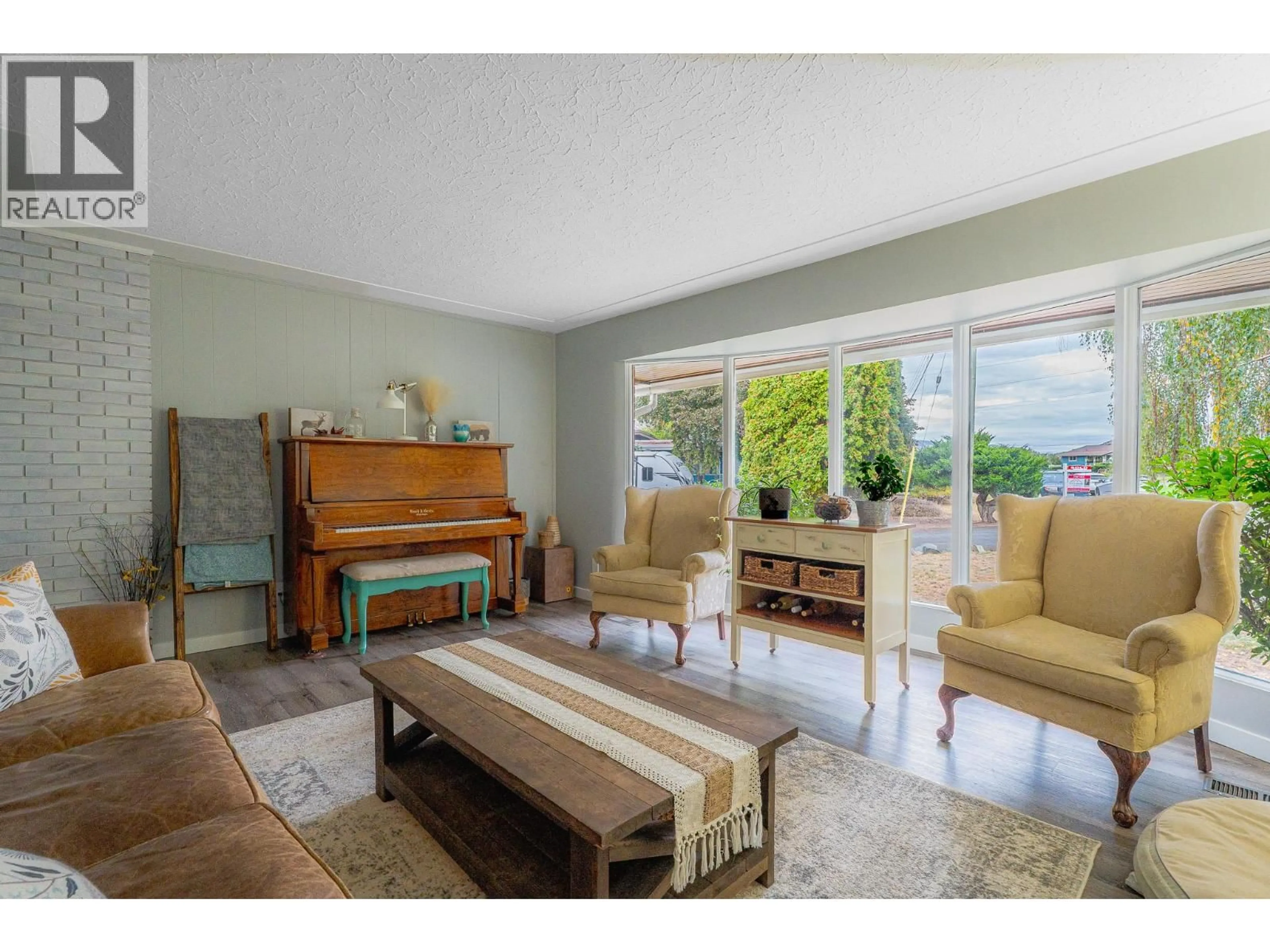 Living room with furniture, unknown for 1834 RUSSET WYND, Kamloops British Columbia V2C4N5