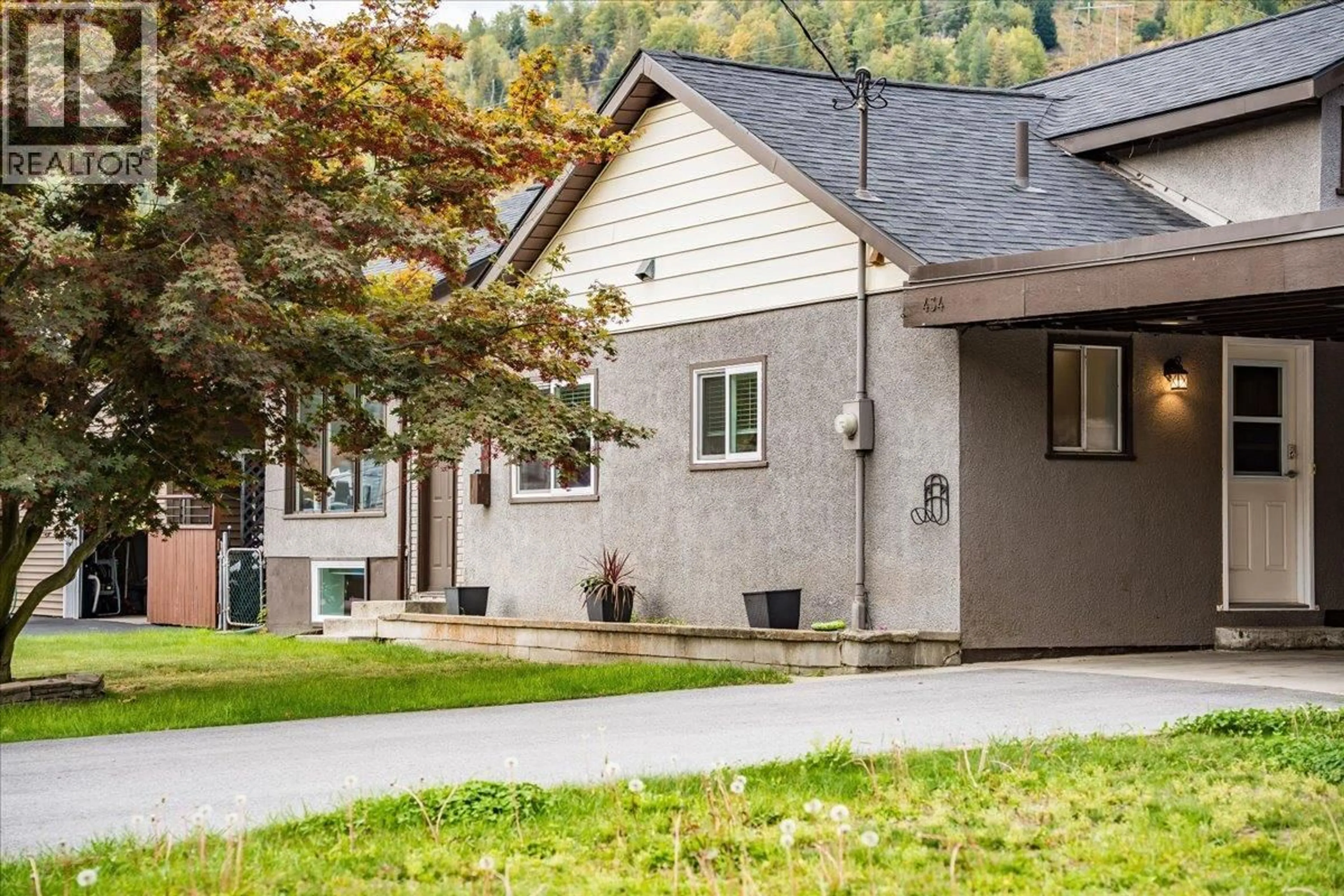 Home with vinyl exterior material, street for 434 3RD AVENUE, Rivervale British Columbia V1R4V4