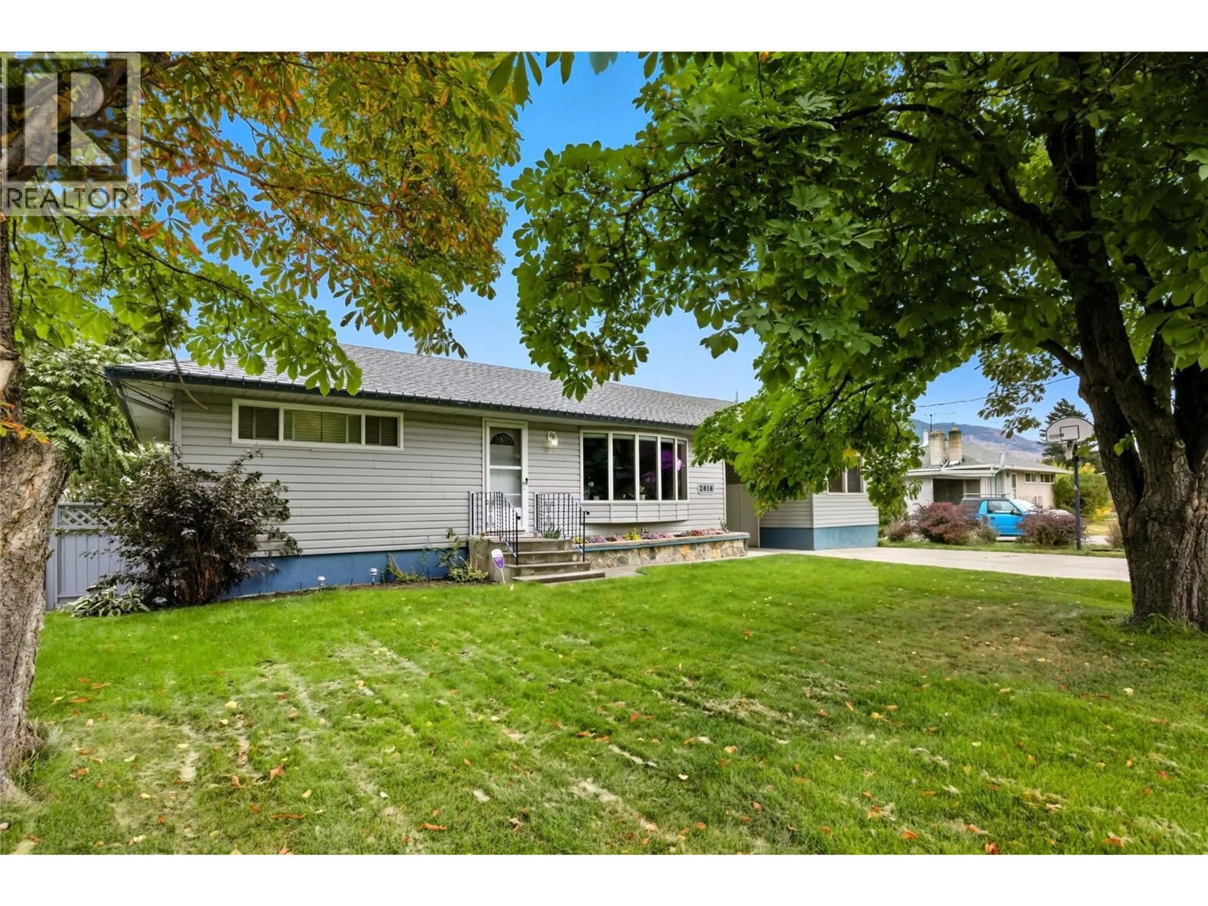 A pic from outside/outdoor area/front of a property/back of a property/a pic from drone, street for 2016 GLENWOOD DRIVE, Kamloops British Columbia V2C4G6