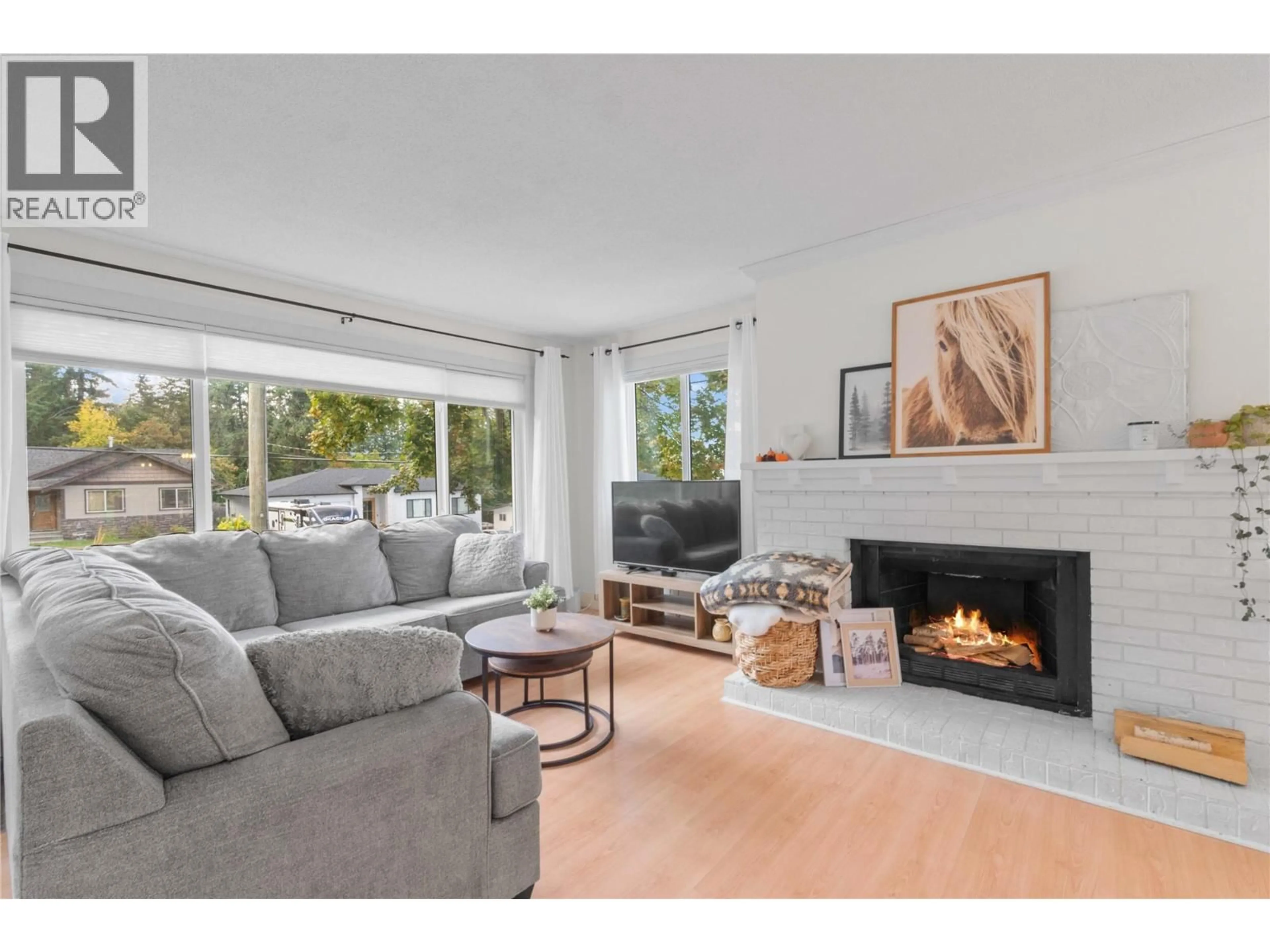 Living room with furniture, wood/laminate floor for 3091 28 AVENUE NORTHEAST, Salmon Arm British Columbia V1E3G2