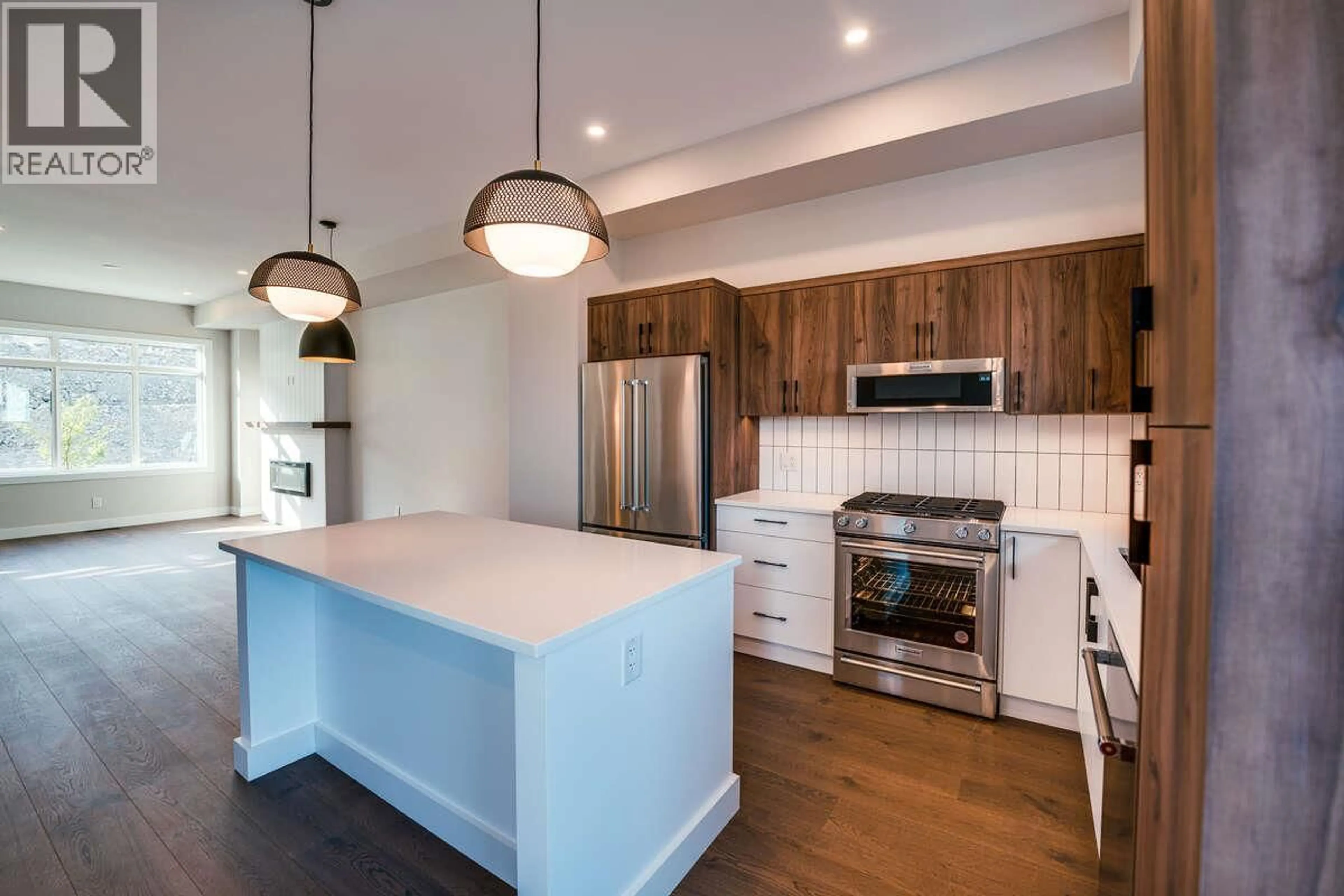 Open concept kitchen, wood/laminate floor for 18 - 1550 UNION ROAD, Kelowna British Columbia V1V2W4