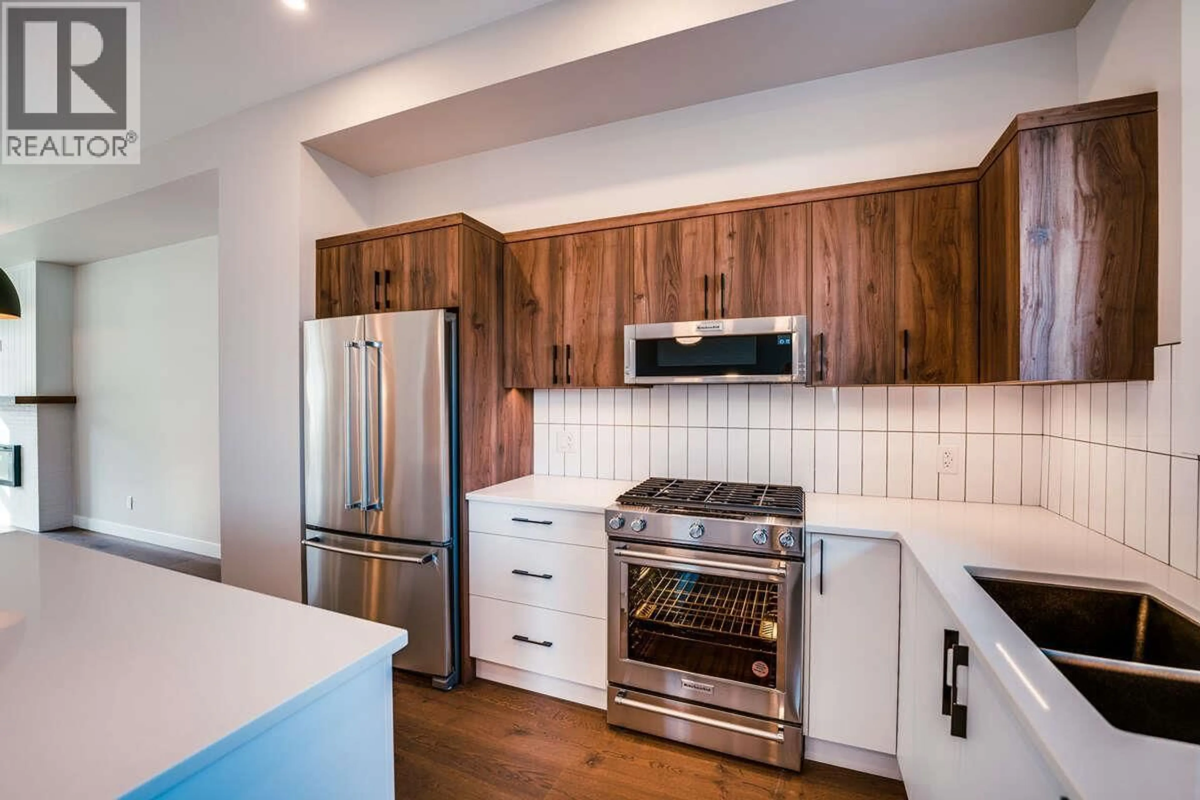 Open concept kitchen, wood/laminate floor for 18 - 1550 UNION ROAD, Kelowna British Columbia V1V2W4