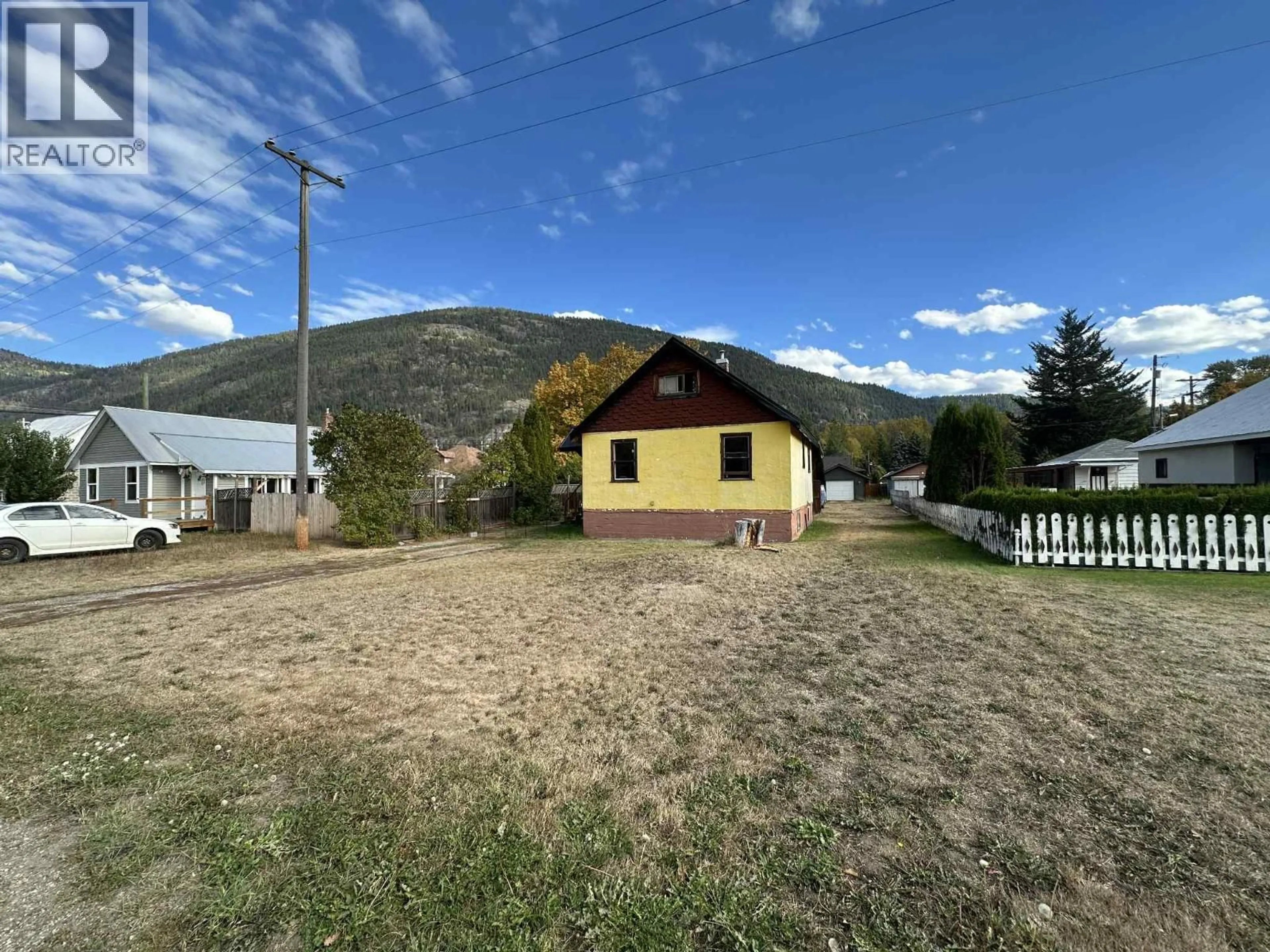 A pic from outside/outdoor area/front of a property/back of a property/a pic from drone, mountain view for 515 SAYWARD AVENUE, Salmo British Columbia V0G1Z0