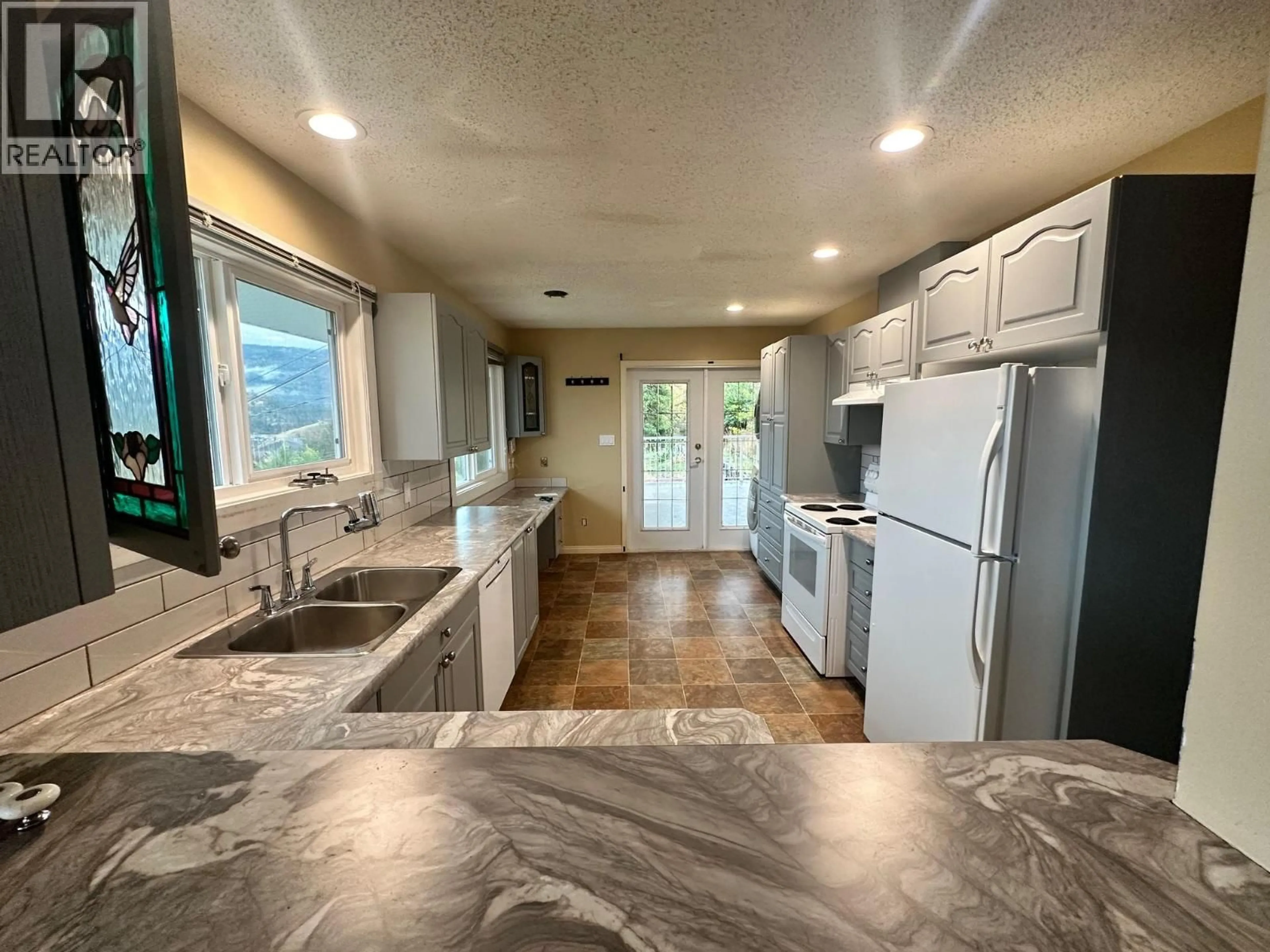 Open concept kitchen, ceramic/tile floor for 7910 LAKEVIEW DRIVE, Coldstream British Columbia V1B1W3