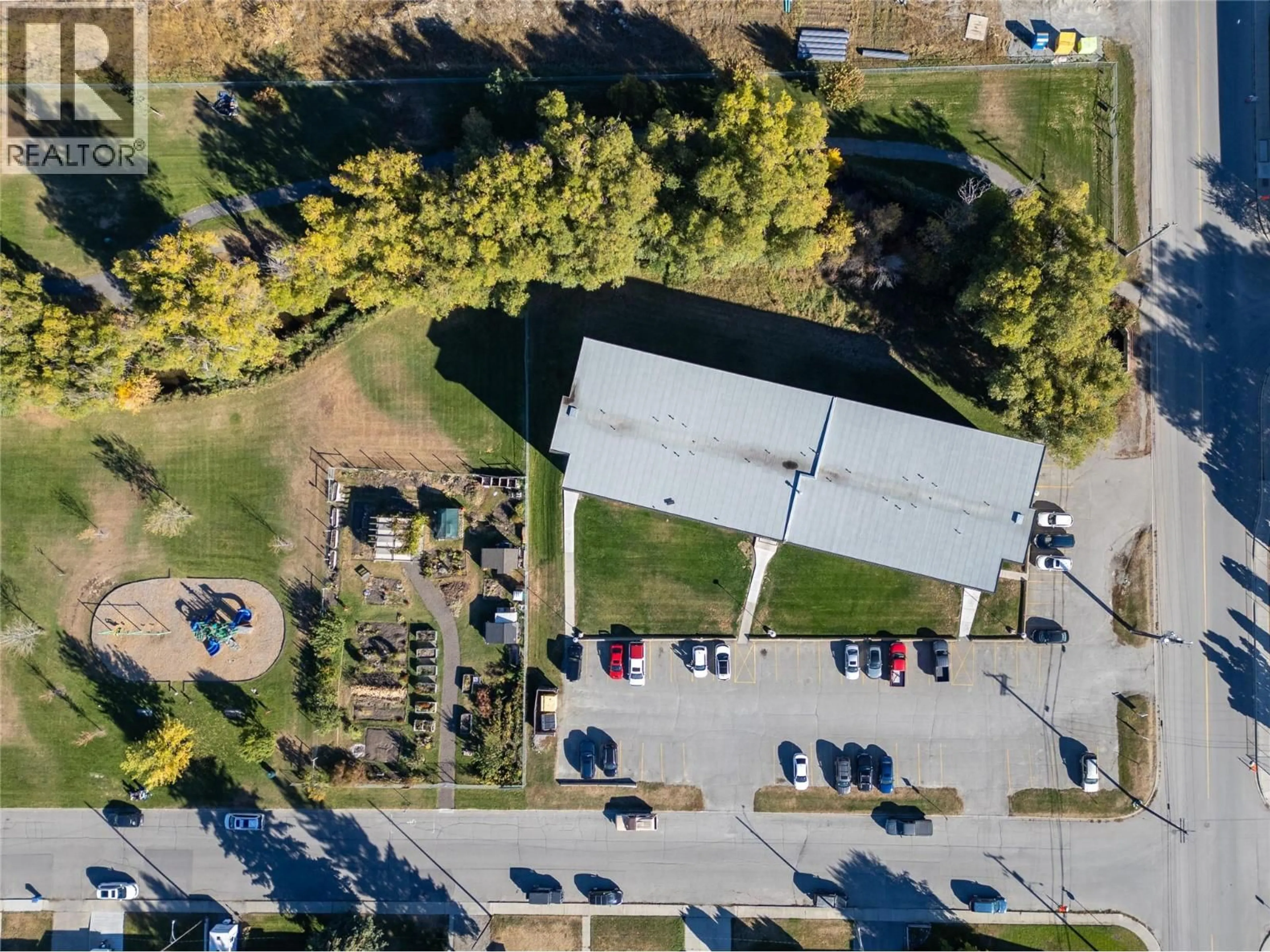 A pic from outside/outdoor area/front of a property/back of a property/a pic from drone, street for 406 - 606 18TH  N AVENUE, Cranbrook British Columbia V1C5M1
