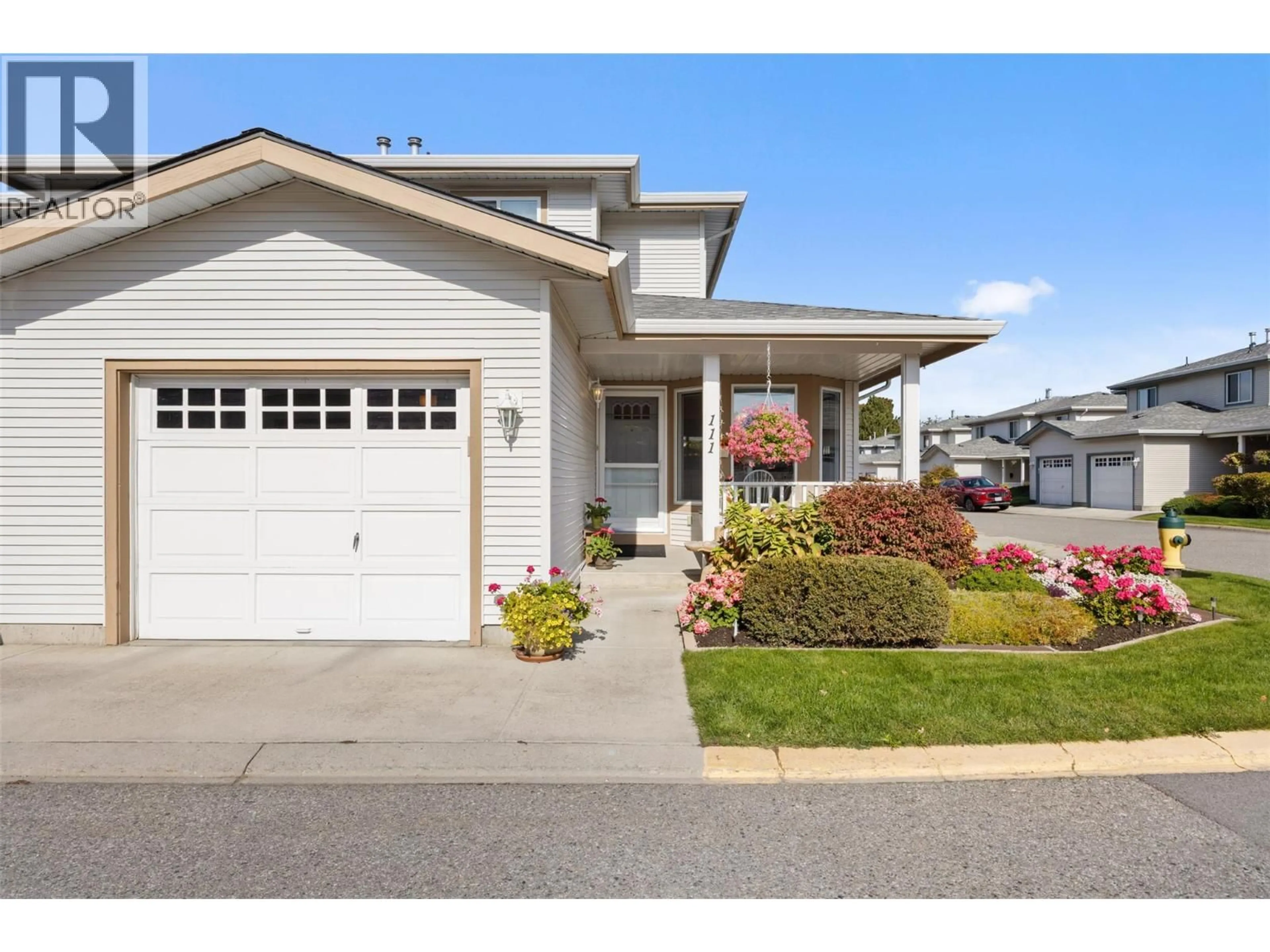 Home with vinyl exterior material, street for 111 - 1120 GUISACHAN ROAD, Kelowna British Columbia V1Y9R5