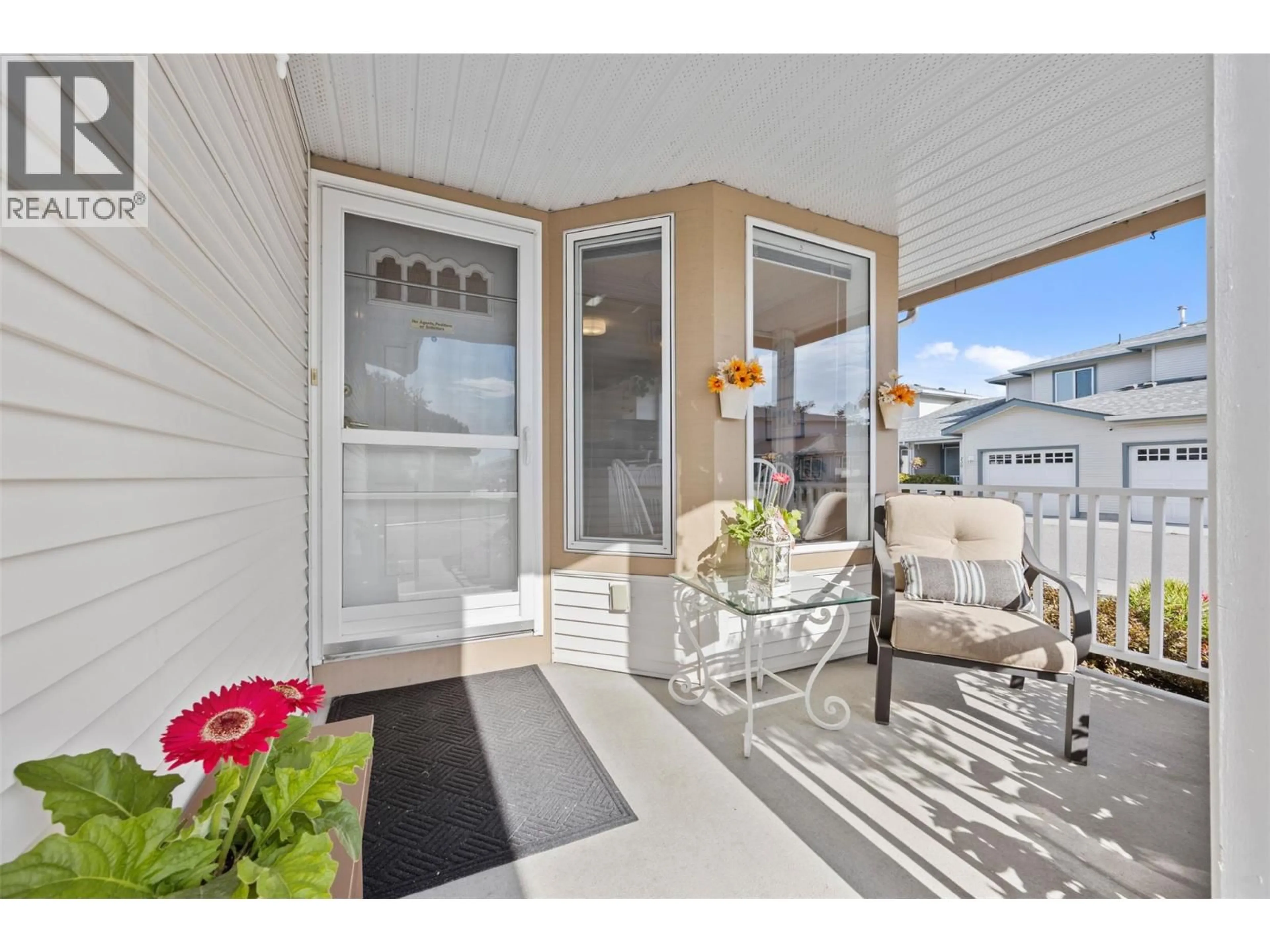 Indoor entryway for 111 - 1120 GUISACHAN ROAD, Kelowna British Columbia V1Y9R5
