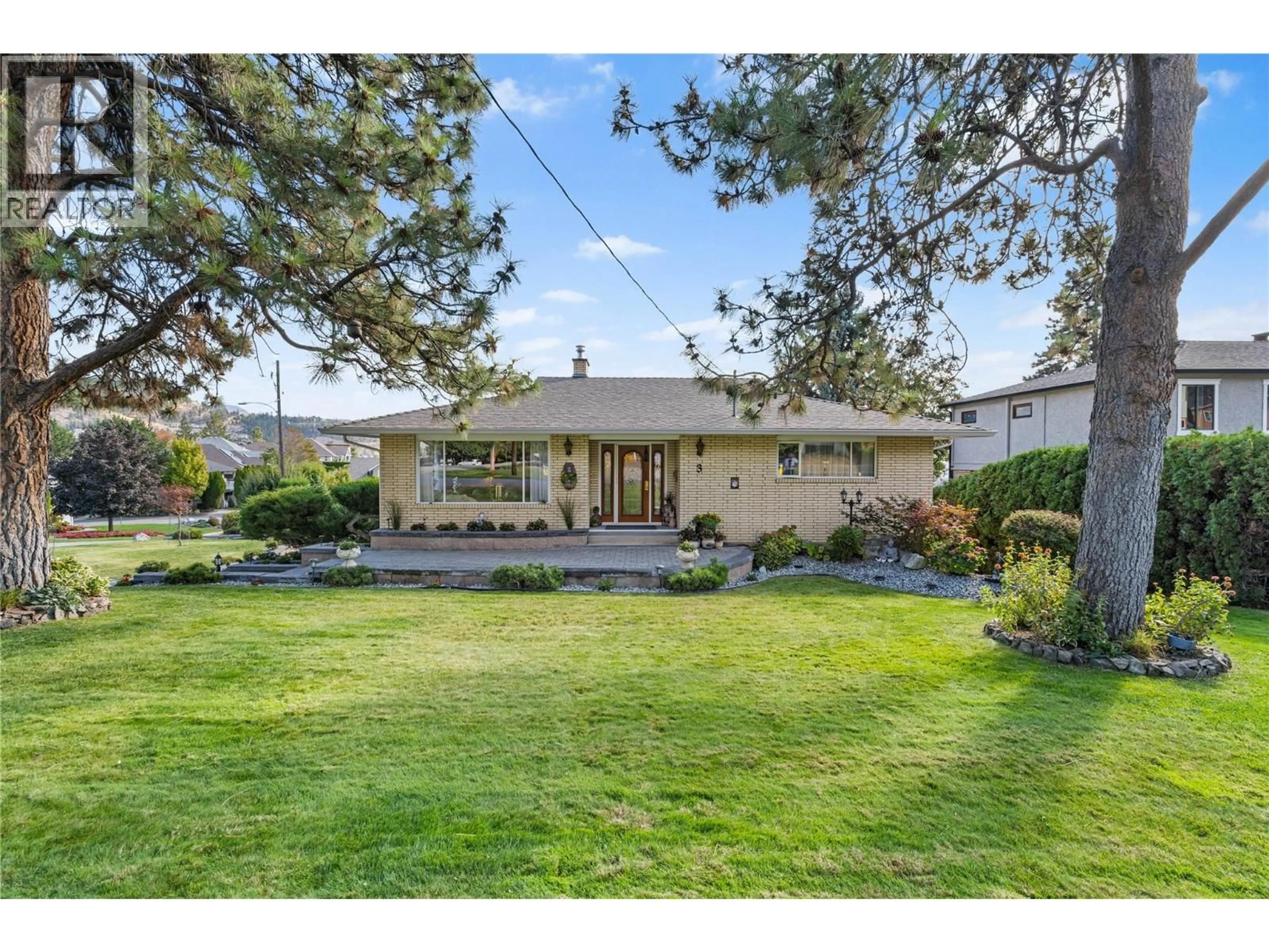 A pic from outside/outdoor area/front of a property/back of a property/a pic from drone, street for 3 ALAMEDA COURT, Kelowna British Columbia V1V1C6