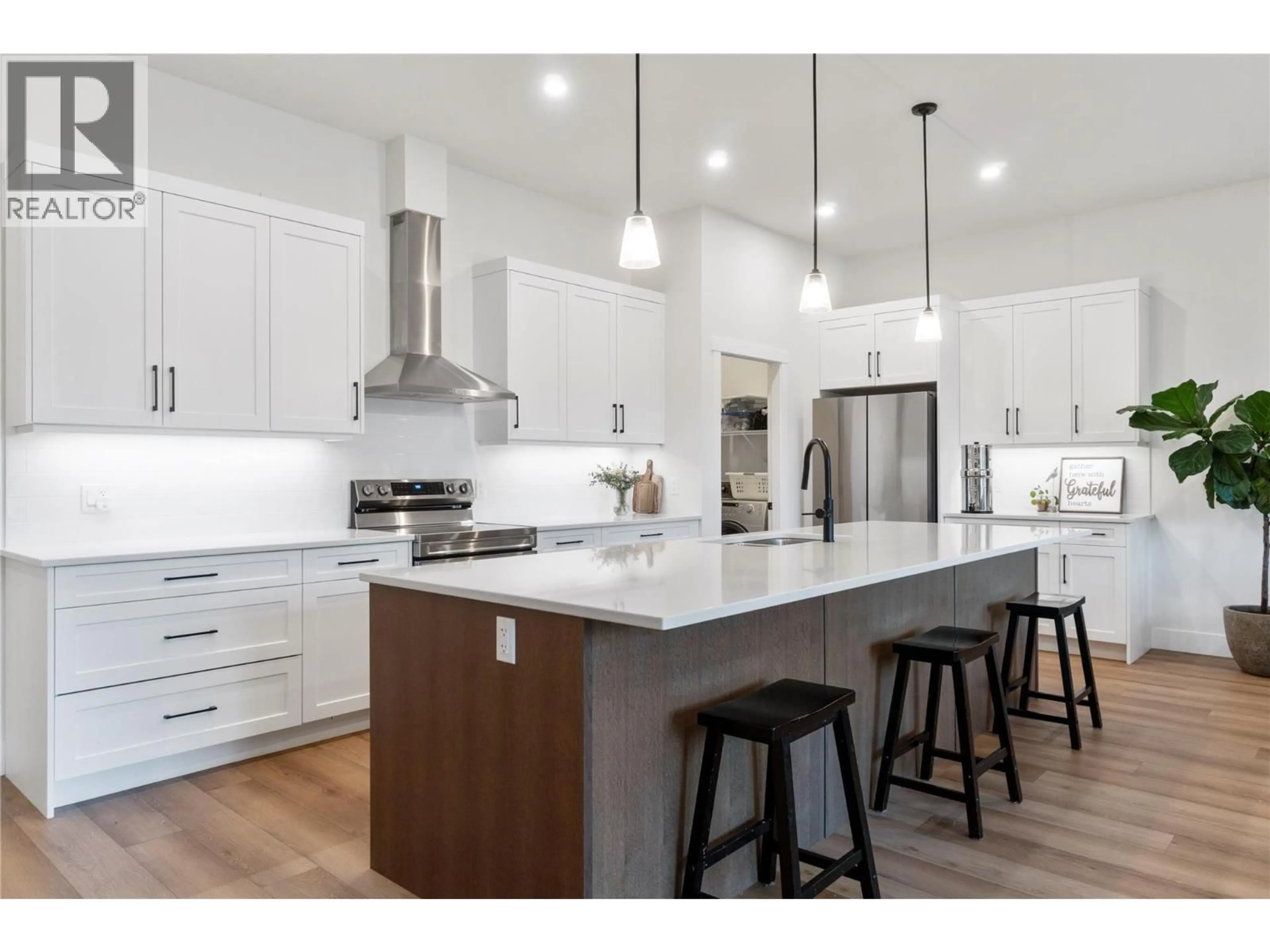 Open concept kitchen, wood/laminate floor for 14 - 231 20 STREET, Salmon Arm British Columbia V1E0H3