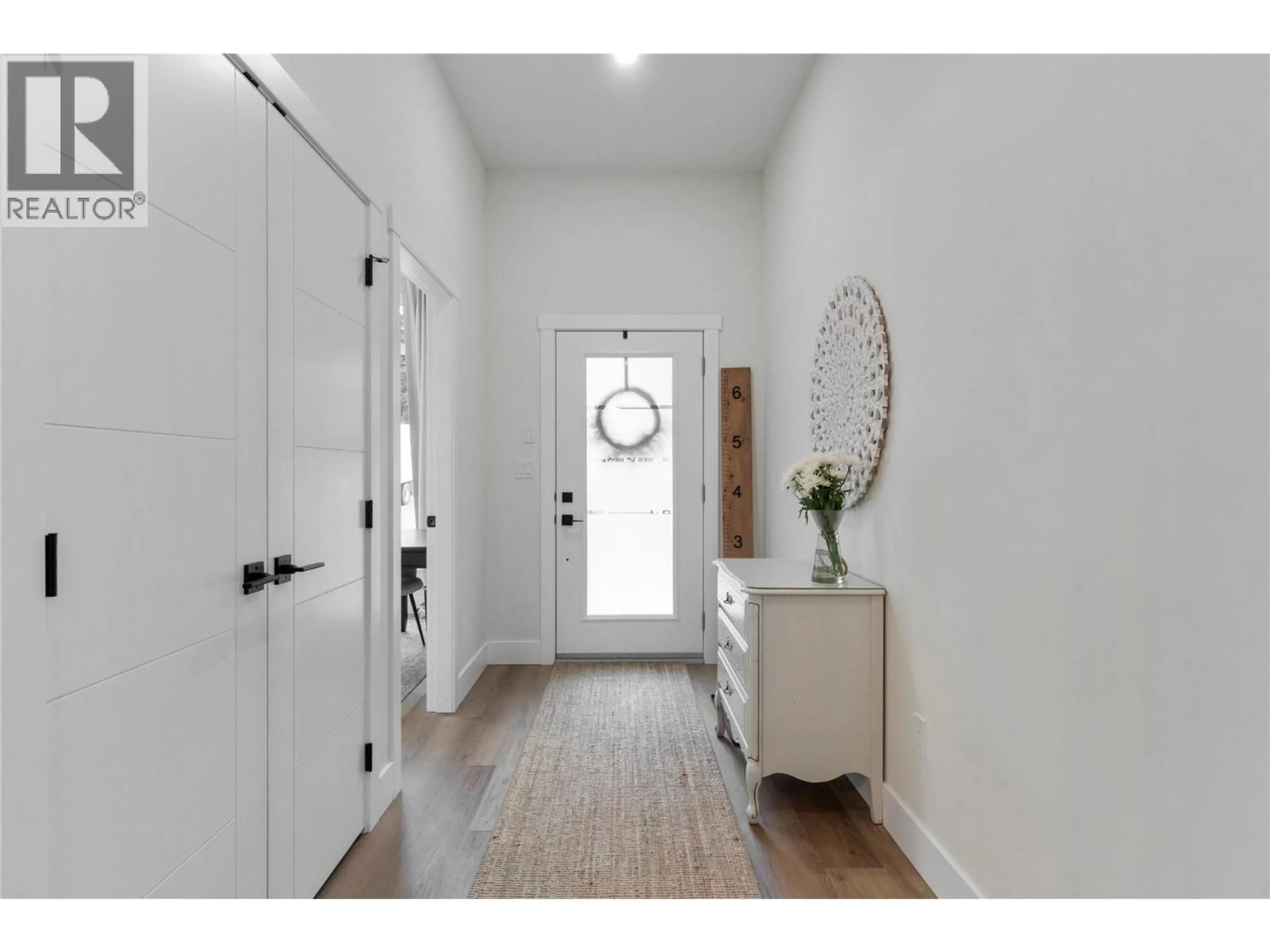 Indoor entryway for 14 - 231 20 STREET, Salmon Arm British Columbia V1E0H3