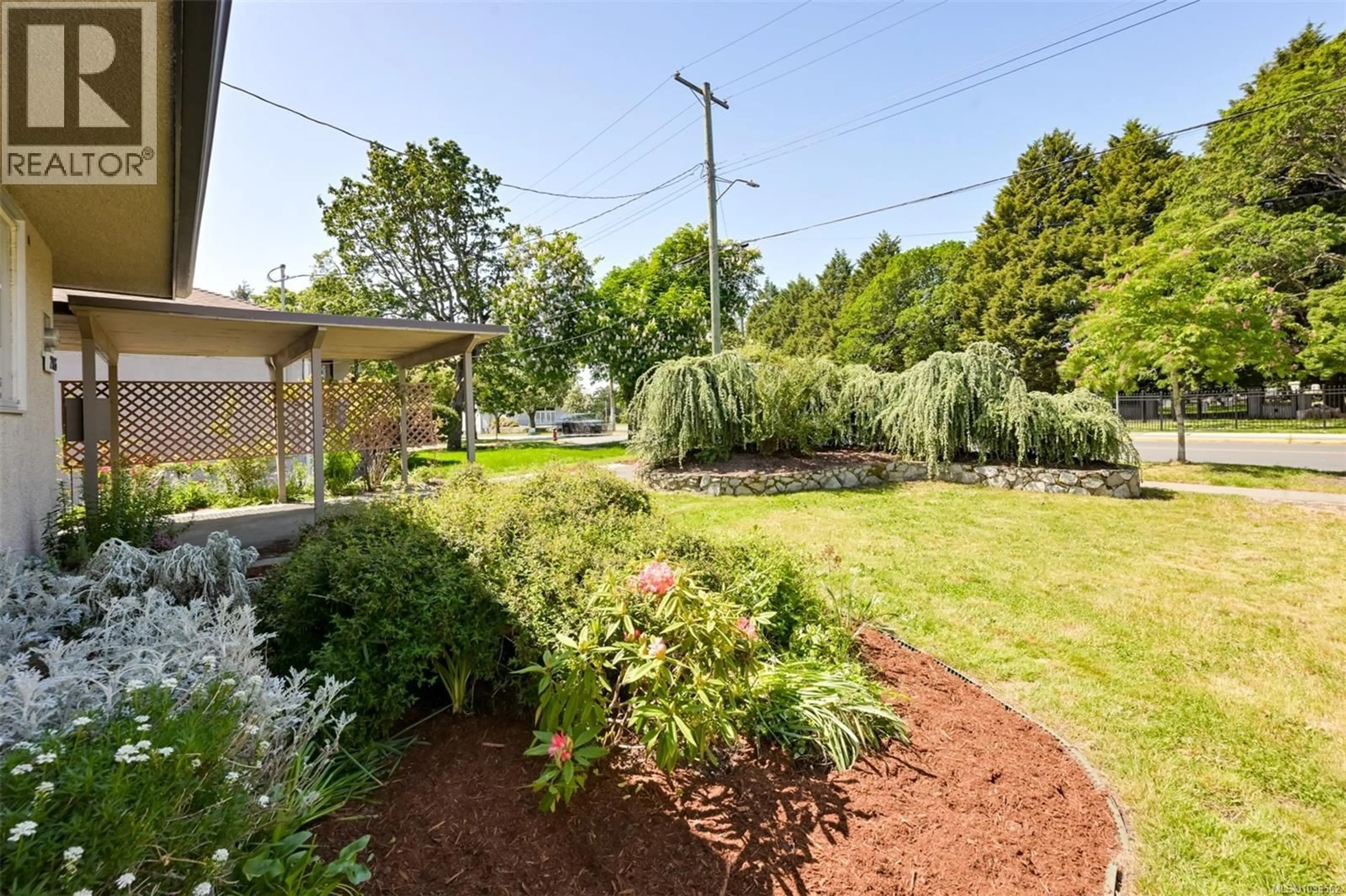 Patio, unknown for 2765 FERNWOOD ROAD, Victoria British Columbia V8T3A3