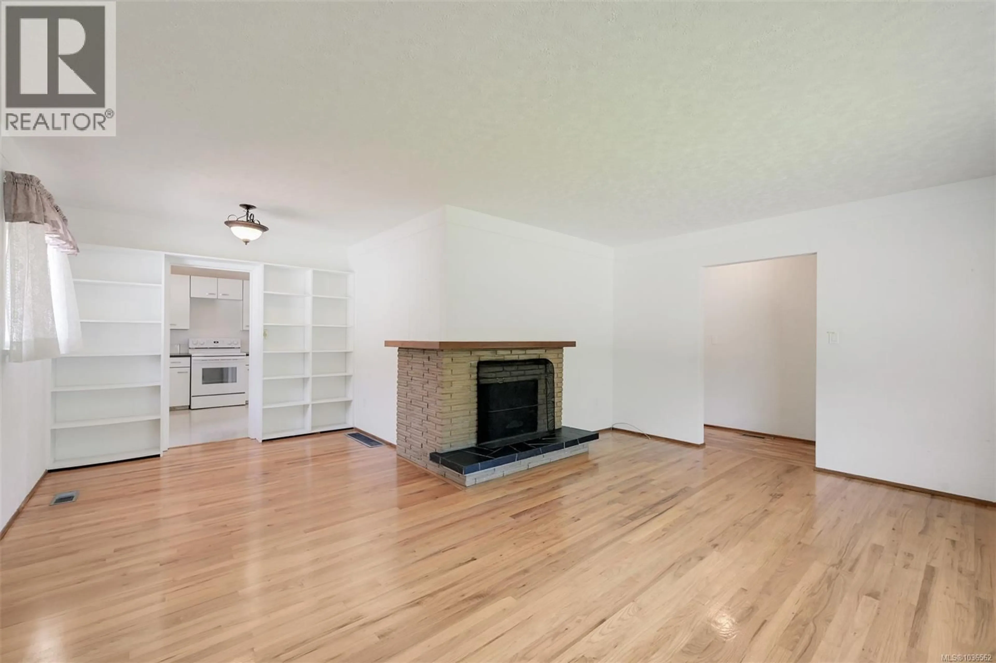 A pic of a room for 2765 FERNWOOD ROAD, Victoria British Columbia V8T3A3