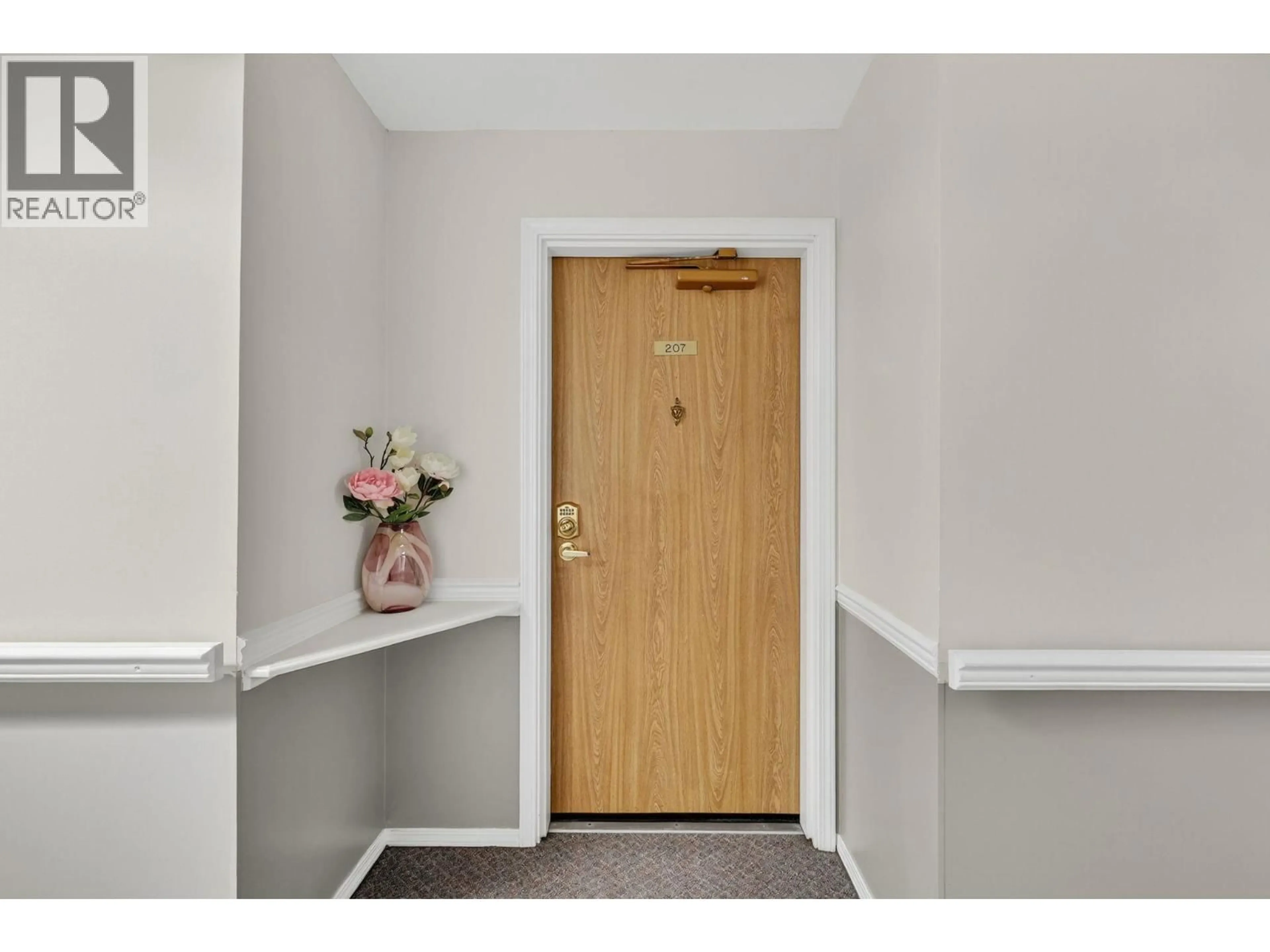 Indoor foyer for 207 - 575 SUTHERLAND AVENUE, Kelowna British Columbia V1Y8V1