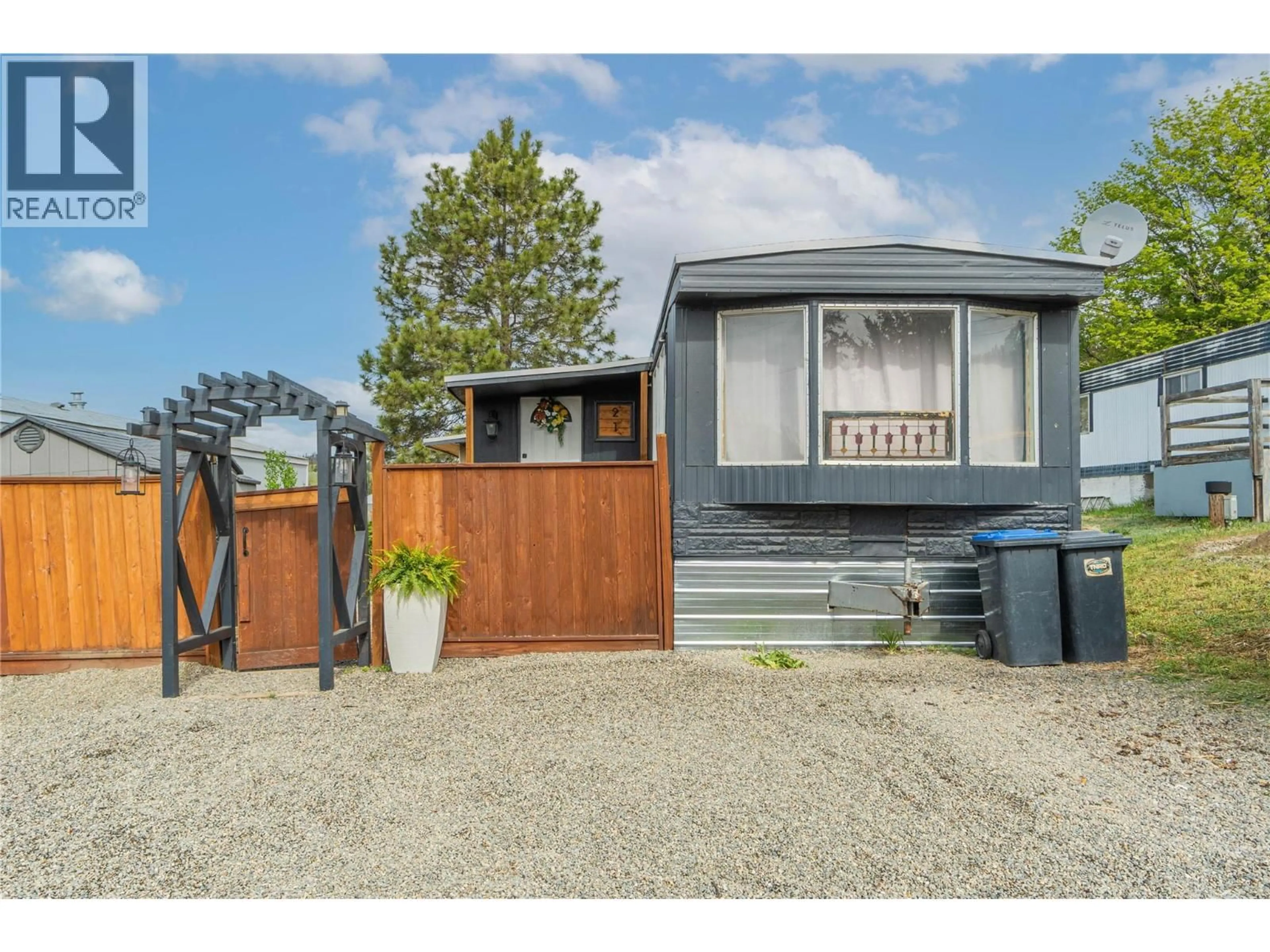 Home with vinyl exterior material, street for 21 - 4796 TRANS CANADA HIGHWAY, Kamloops British Columbia V1S2A8