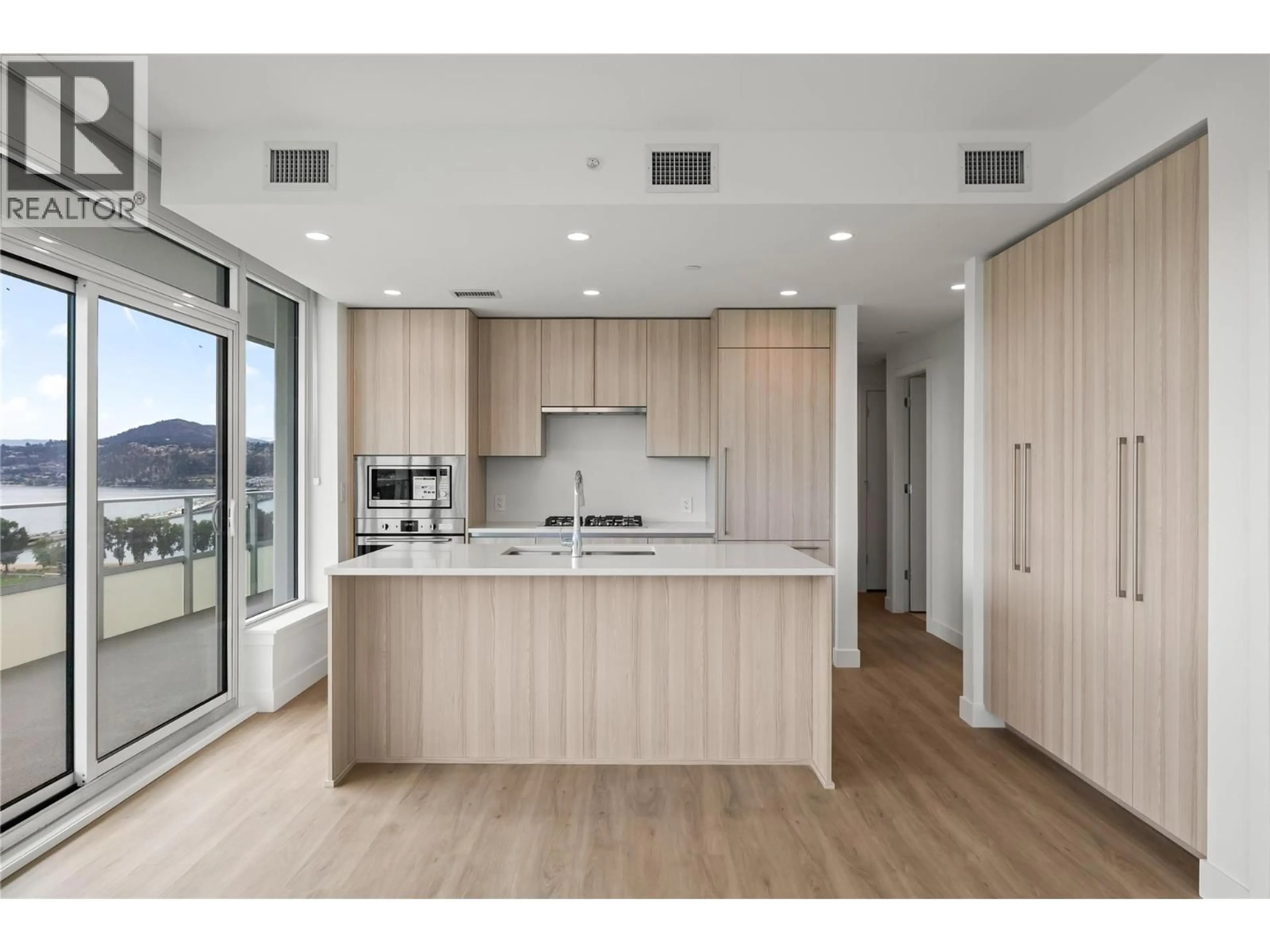 Open concept kitchen, wood/laminate floor for 1704 - 238 LEON AVENUE, Kelowna British Columbia V1Y6H9