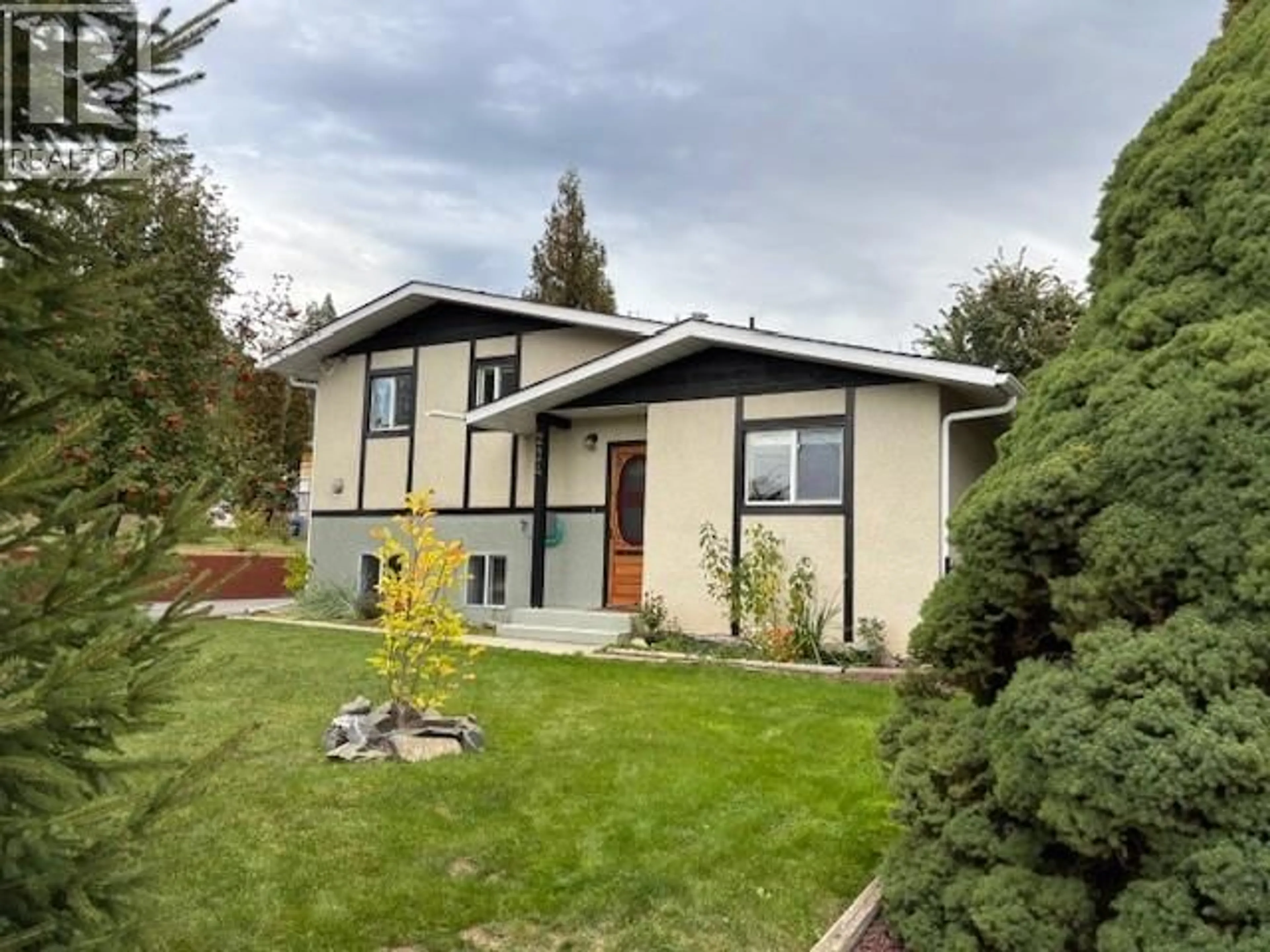 Home with vinyl exterior material, street for 224 23RD AVENUE SOUTH, Creston British Columbia V0B1G5